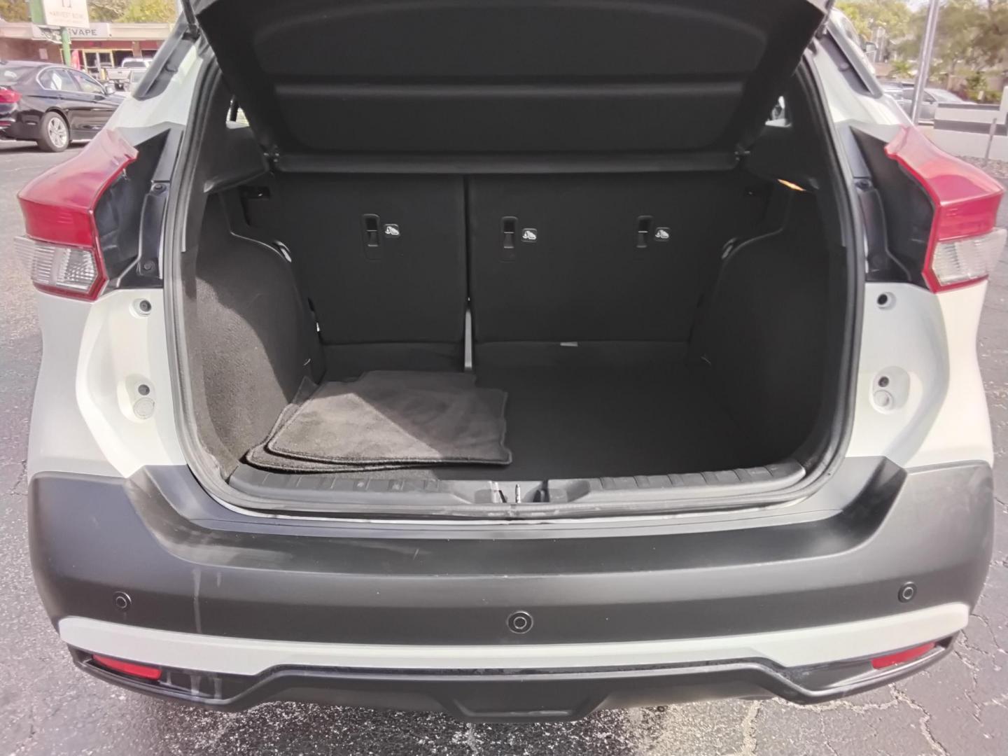 2019 White /Grey Nissan Kicks S (3N1CP5CU7KL) with an 1.6L L4 engine, CVT transmission, located at 6112 N Florida Avenue, Tampa, FL, 33604, (888) 521-5131, 27.954929, -82.459534 - $499 down plus tax & tag. - Photo#5