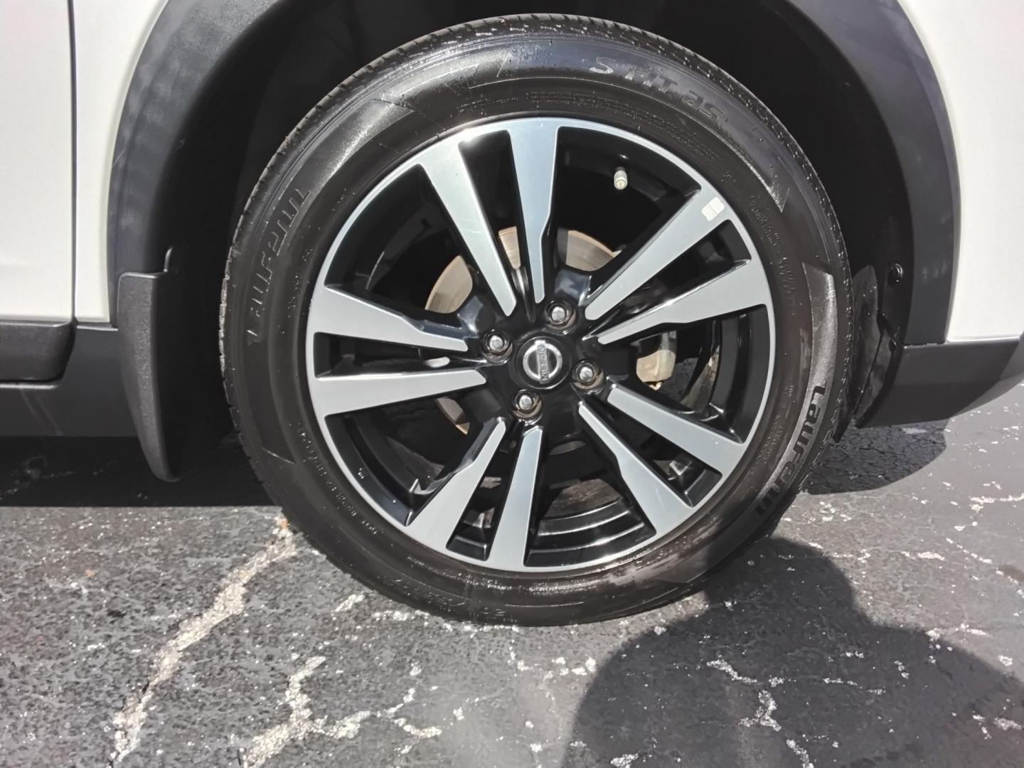 2019 White /Grey Nissan Kicks S (3N1CP5CU7KL) with an 1.6L L4 engine, CVT transmission, located at 6112 N Florida Avenue, Tampa, FL, 33604, (888) 521-5131, 27.954929, -82.459534 - $499 down plus tax & tag. - Photo#10