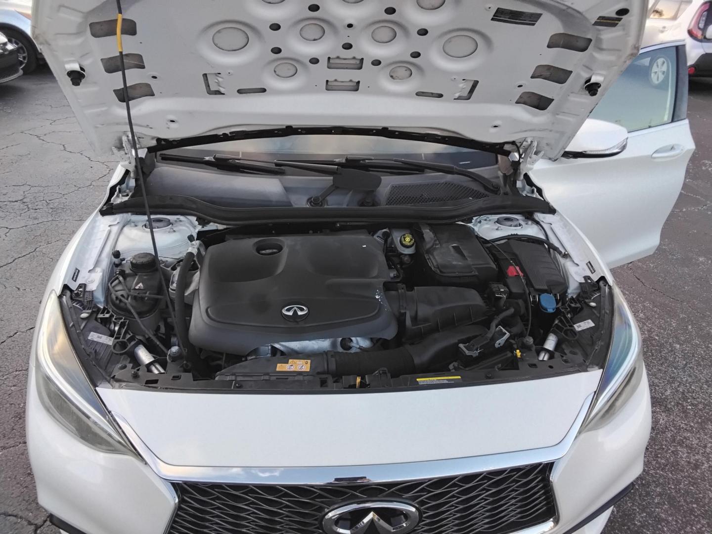 2018 White /Grey Infiniti QX30 Luxury (SJKCH5CP3JA) with an 2.0L L4 DOHC 16V engine, 7A transmission, located at 6112 N Florida Avenue, Tampa, FL, 33604, (888) 521-5131, 27.954929, -82.459534 - $499 down plus tax & tag. - Photo#13
