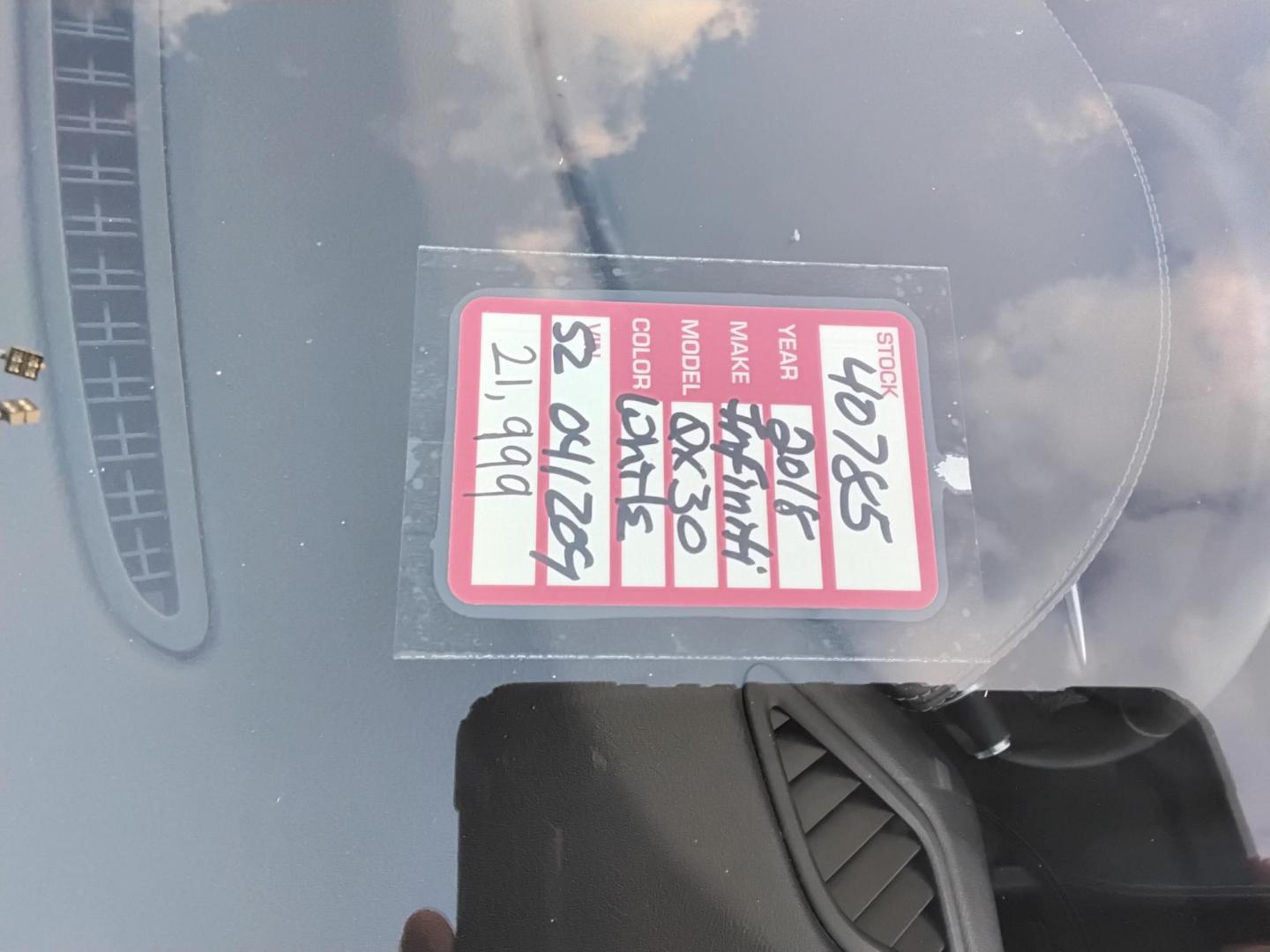 2018 White /Grey Infiniti QX30 Luxury (SJKCH5CP3JA) with an 2.0L L4 DOHC 16V engine, 7A transmission, located at 6112 N Florida Avenue, Tampa, FL, 33604, (888) 521-5131, 27.954929, -82.459534 - $499 down plus tax & tag. - Photo#14