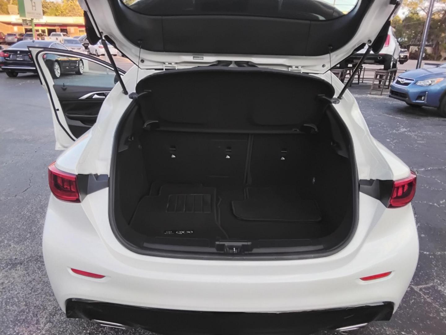 2018 White /Grey Infiniti QX30 Luxury (SJKCH5CP3JA) with an 2.0L L4 DOHC 16V engine, 7A transmission, located at 6112 N Florida Avenue, Tampa, FL, 33604, (888) 521-5131, 27.954929, -82.459534 - $499 down plus tax & tag. - Photo#7