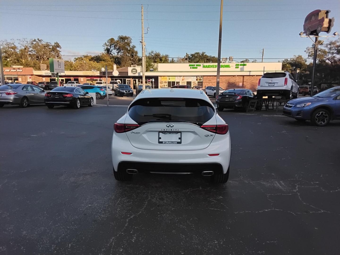 2018 White /Grey Infiniti QX30 Luxury (SJKCH5CP3JA) with an 2.0L L4 DOHC 16V engine, 7A transmission, located at 6112 N Florida Avenue, Tampa, FL, 33604, (888) 521-5131, 27.954929, -82.459534 - $499 down plus tax & tag. - Photo#6