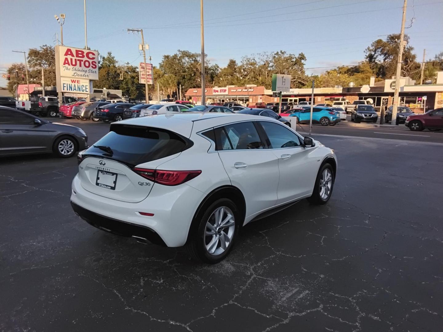 2018 White /Grey Infiniti QX30 Luxury (SJKCH5CP3JA) with an 2.0L L4 DOHC 16V engine, 7A transmission, located at 6112 N Florida Avenue, Tampa, FL, 33604, (888) 521-5131, 27.954929, -82.459534 - $499 down plus tax & tag. - Photo#5