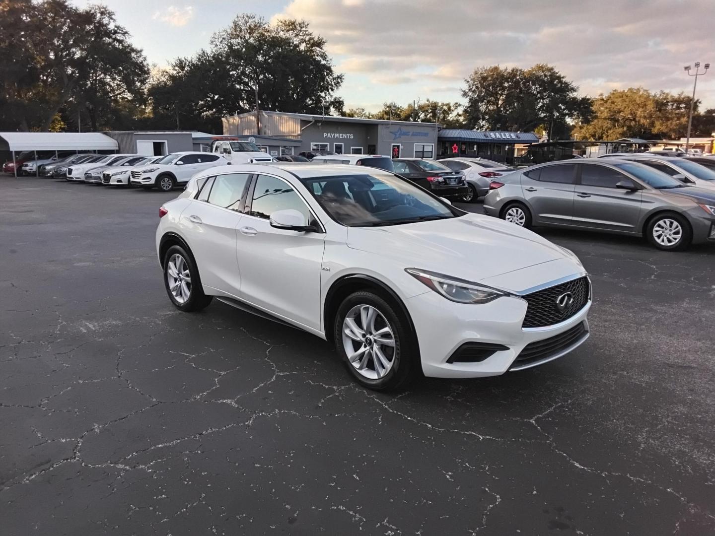 2018 White /Grey Infiniti QX30 Luxury (SJKCH5CP3JA) with an 2.0L L4 DOHC 16V engine, 7A transmission, located at 6112 N Florida Avenue, Tampa, FL, 33604, (888) 521-5131, 27.954929, -82.459534 - $499 down plus tax & tag. - Photo#4