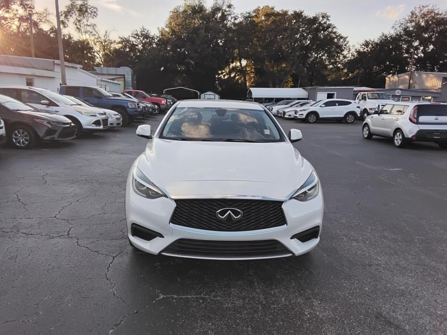 2018 White /Grey Infiniti QX30 Luxury (SJKCH5CP3JA) with an 2.0L L4 DOHC 16V engine, 7A transmission, located at 6112 N Florida Avenue, Tampa, FL, 33604, (888) 521-5131, 27.954929, -82.459534 - $499 down plus tax & tag. - Photo#1