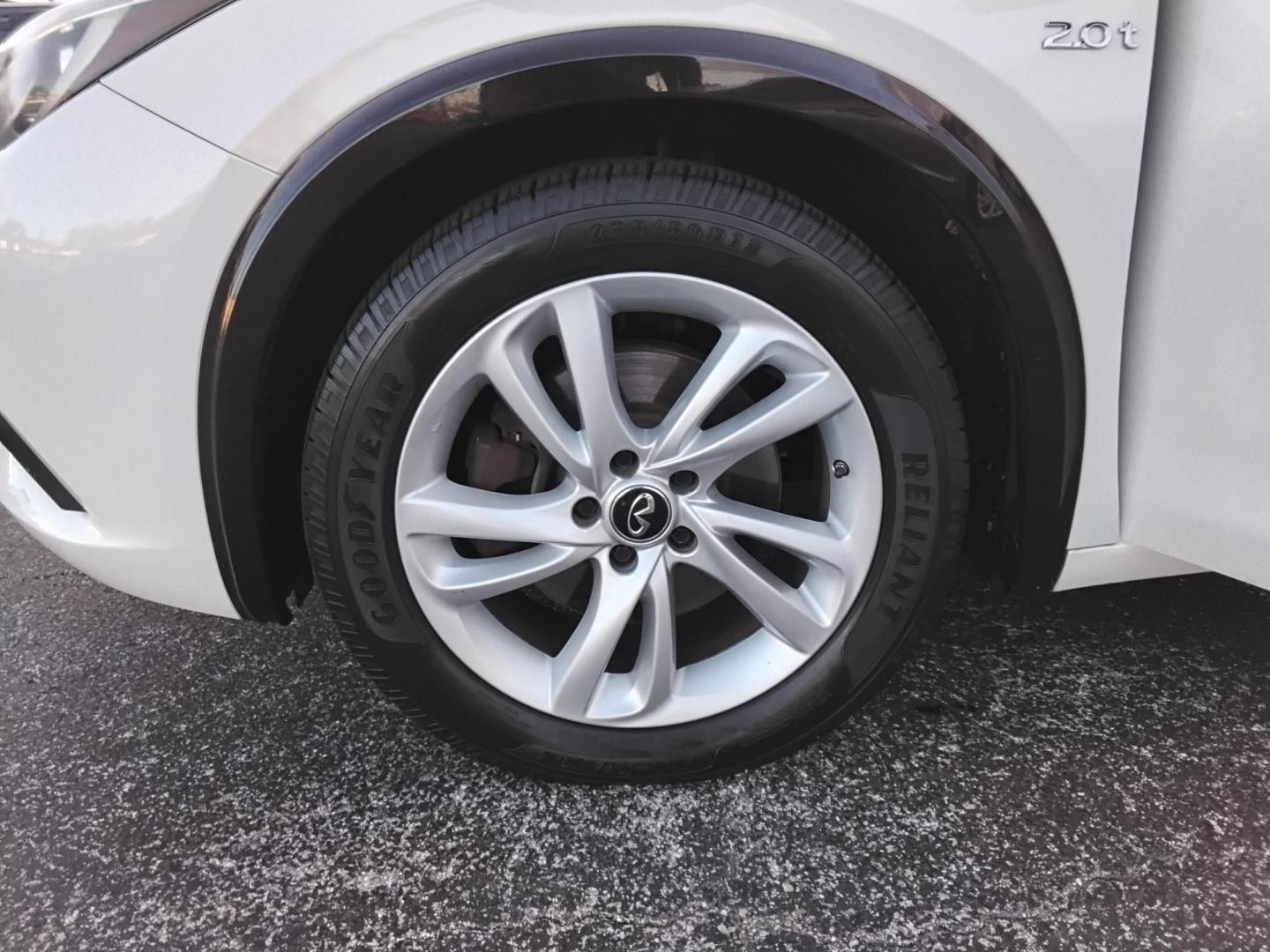 2018 White /Grey Infiniti QX30 Luxury (SJKCH5CP3JA) with an 2.0L L4 DOHC 16V engine, 7A transmission, located at 6112 N Florida Avenue, Tampa, FL, 33604, (888) 521-5131, 27.954929, -82.459534 - $499 down plus tax & tag. - Photo#12