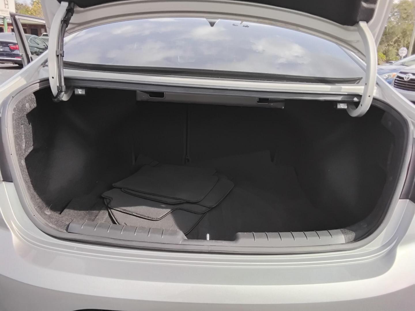 2020 GRAY /Beige Hyundai Elantra Limited (5NPD84LF1LH) with an 1.8L L4 DOHC 16V engine, 6A transmission, located at 6112 N Florida Avenue, Tampa, FL, 33604, (888) 521-5131, 27.954929, -82.459534 - $499 down plus tax & tag. - Photo#5