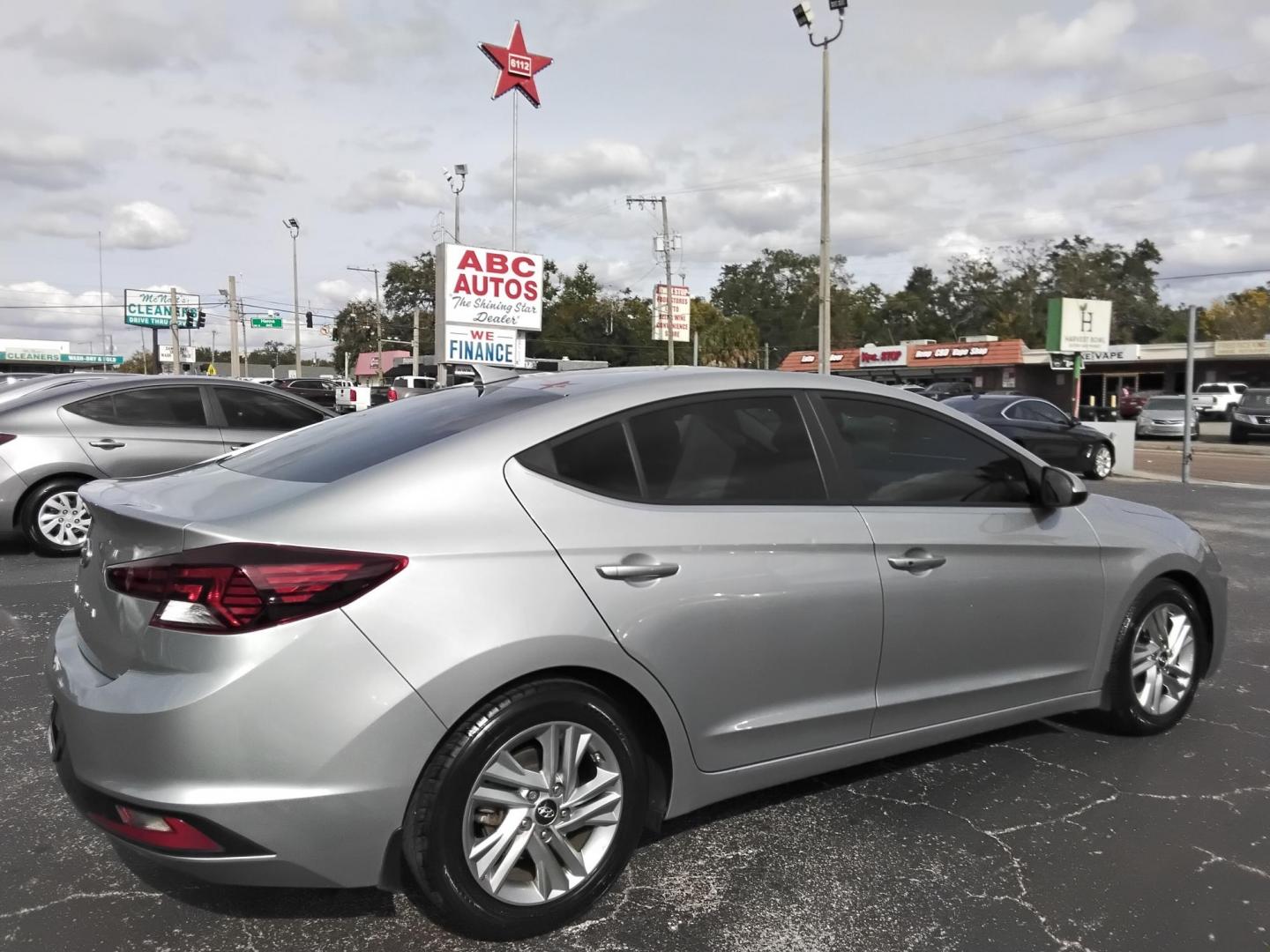 2020 GRAY /Beige Hyundai Elantra Limited (5NPD84LF1LH) with an 1.8L L4 DOHC 16V engine, 6A transmission, located at 6112 N Florida Avenue, Tampa, FL, 33604, (888) 521-5131, 27.954929, -82.459534 - $499 down plus tax & tag. - Photo#3