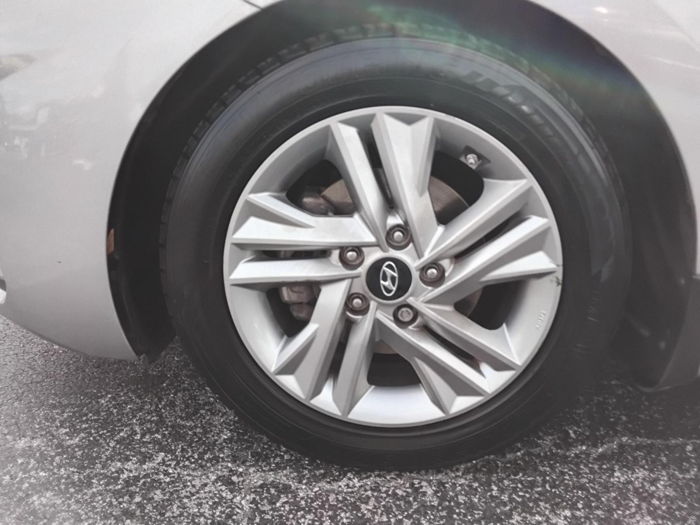 2020 GRAY /Beige Hyundai Elantra Limited (5NPD84LF1LH) with an 1.8L L4 DOHC 16V engine, 6A transmission, located at 6112 N Florida Avenue, Tampa, FL, 33604, (888) 521-5131, 27.954929, -82.459534 - $499 down plus tax & tag. - Photo#9