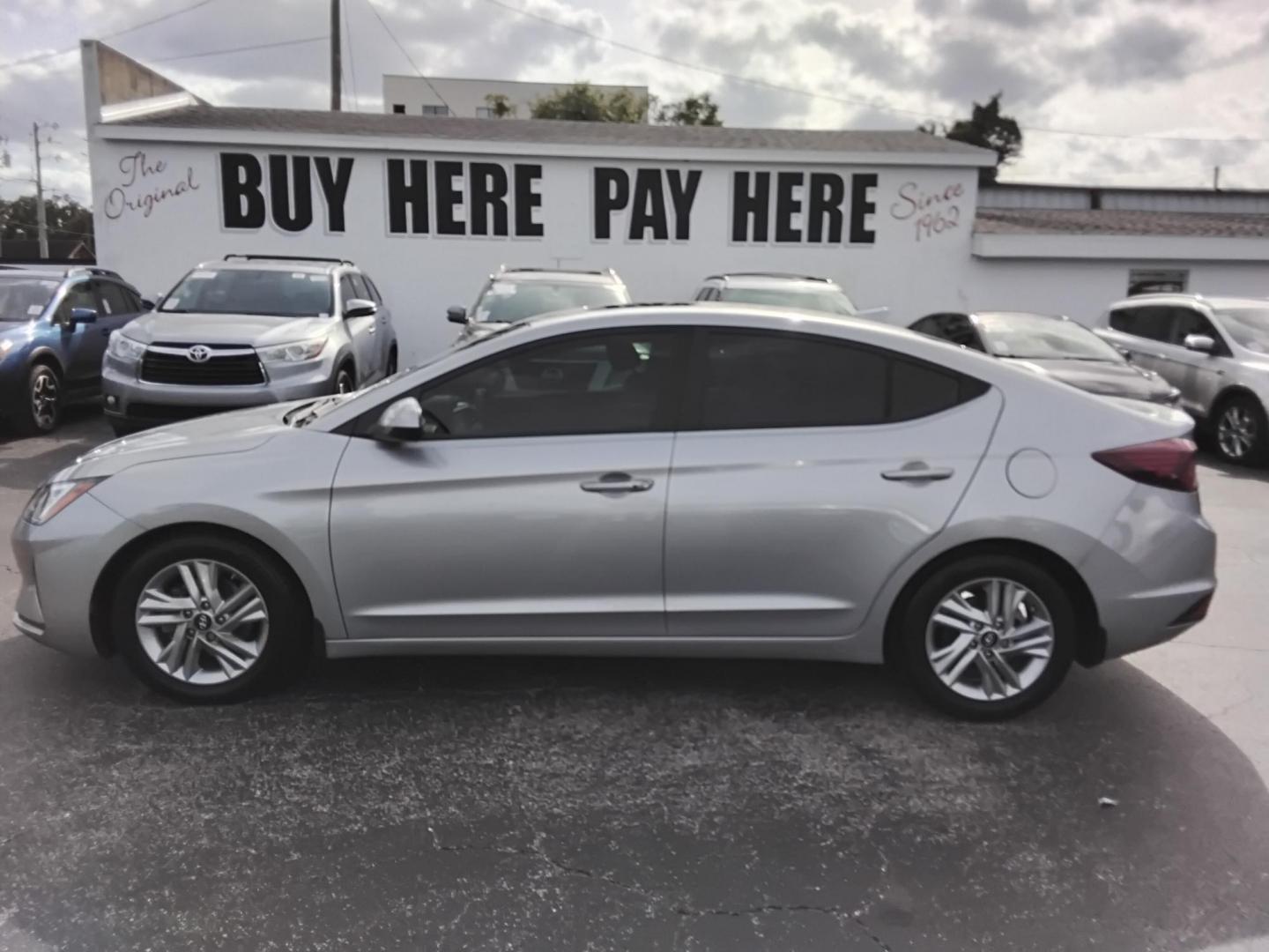 2020 GRAY /Beige Hyundai Elantra Limited (5NPD84LF1LH) with an 1.8L L4 DOHC 16V engine, 6A transmission, located at 6112 N Florida Avenue, Tampa, FL, 33604, (888) 521-5131, 27.954929, -82.459534 - $499 down plus tax & tag. - Photo#0