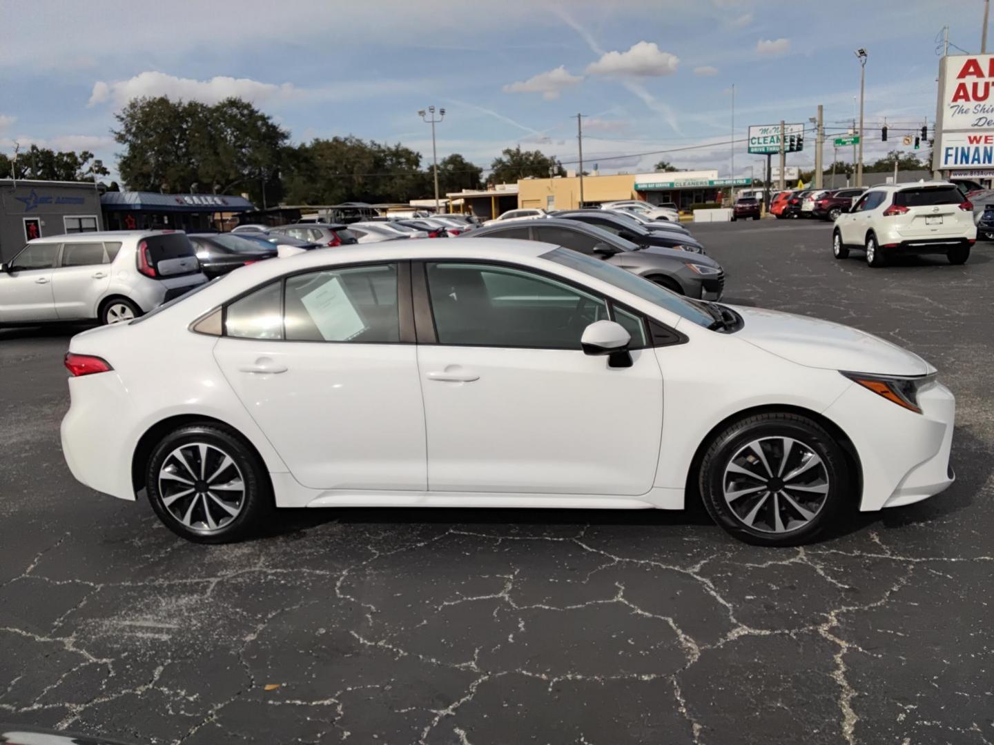 2021 White /Grey Toyota Corolla LE (5YFEPMAE7MP) with an 1.8L L4 DOHC 16V engine, CVT transmission, located at 6112 N Florida Avenue, Tampa, FL, 33604, (888) 521-5131, 27.954929, -82.459534 - $499 down plus tax & tag. - Photo#4