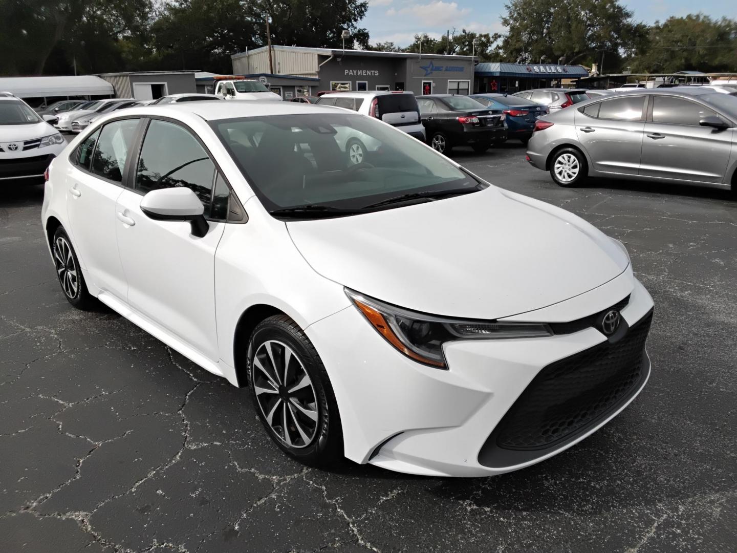 2021 White /Grey Toyota Corolla LE (5YFEPMAE7MP) with an 1.8L L4 DOHC 16V engine, CVT transmission, located at 6112 N Florida Avenue, Tampa, FL, 33604, (888) 521-5131, 27.954929, -82.459534 - $499 down plus tax & tag. - Photo#3