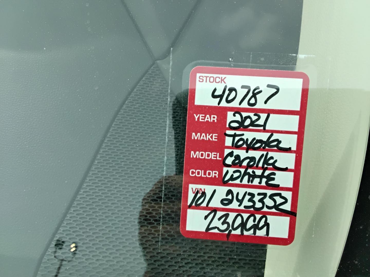 2021 White /Grey Toyota Corolla LE (5YFEPMAE7MP) with an 1.8L L4 DOHC 16V engine, CVT transmission, located at 6112 N Florida Avenue, Tampa, FL, 33604, (888) 521-5131, 27.954929, -82.459534 - $499 down plus tax & tag. - Photo#15