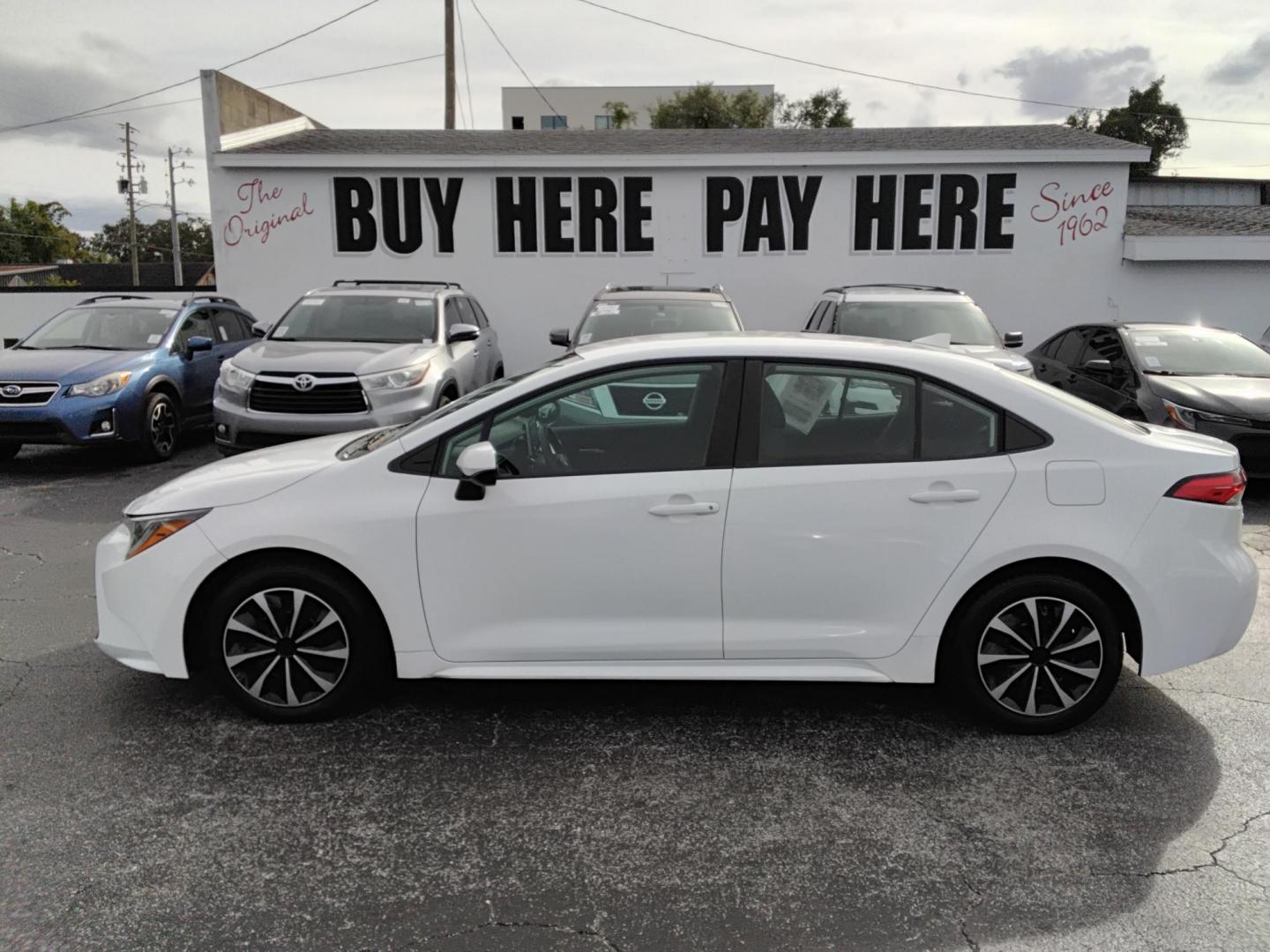 2021 White /Grey Toyota Corolla LE (5YFEPMAE7MP) with an 1.8L L4 DOHC 16V engine, CVT transmission, located at 6112 N Florida Avenue, Tampa, FL, 33604, (888) 521-5131, 27.954929, -82.459534 - $499 down plus tax & tag. - Photo#0