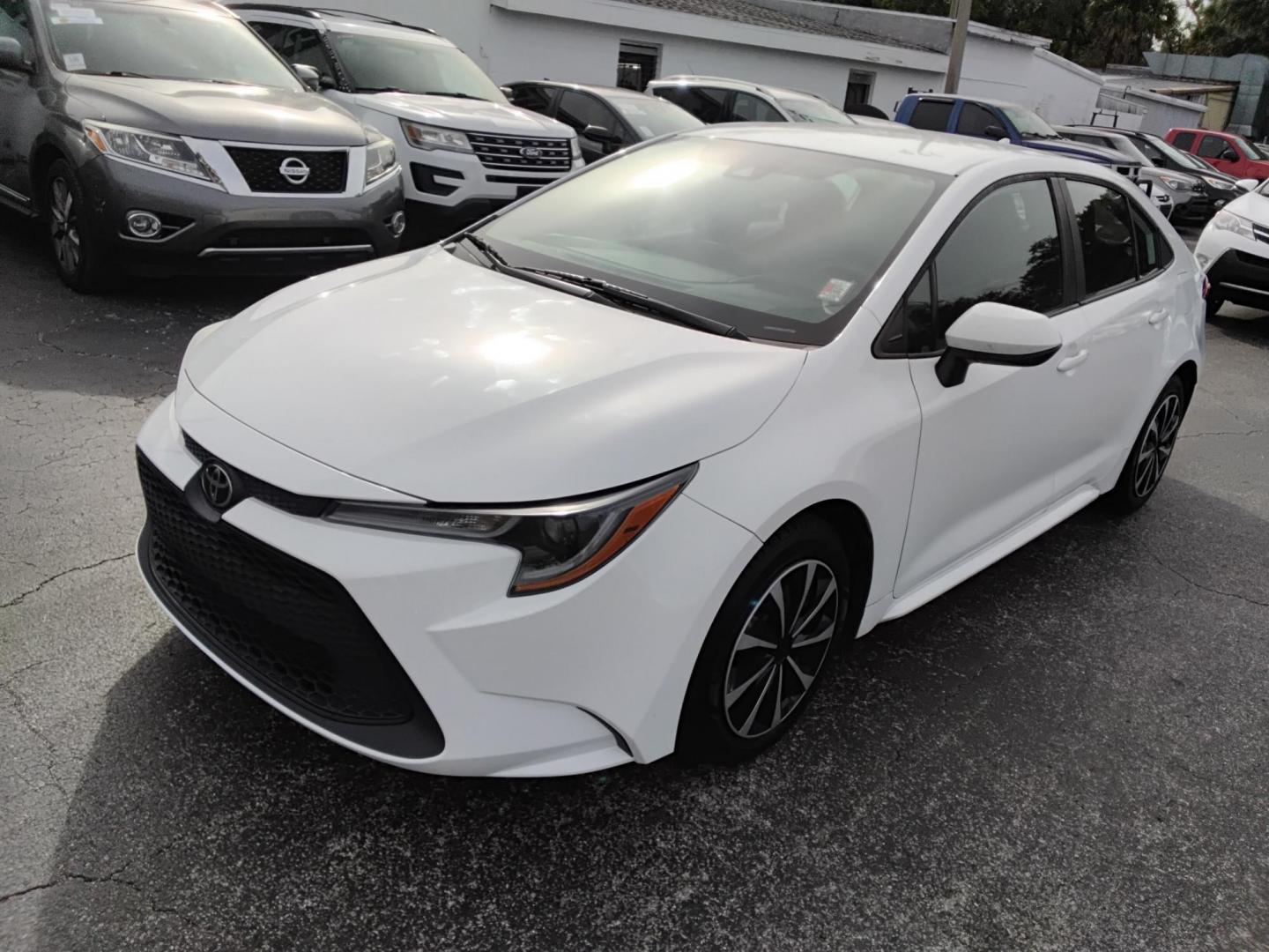 2021 White /Grey Toyota Corolla LE (5YFEPMAE7MP) with an 1.8L L4 DOHC 16V engine, CVT transmission, located at 6112 N Florida Avenue, Tampa, FL, 33604, (888) 521-5131, 27.954929, -82.459534 - $499 down plus tax & tag. - Photo#1
