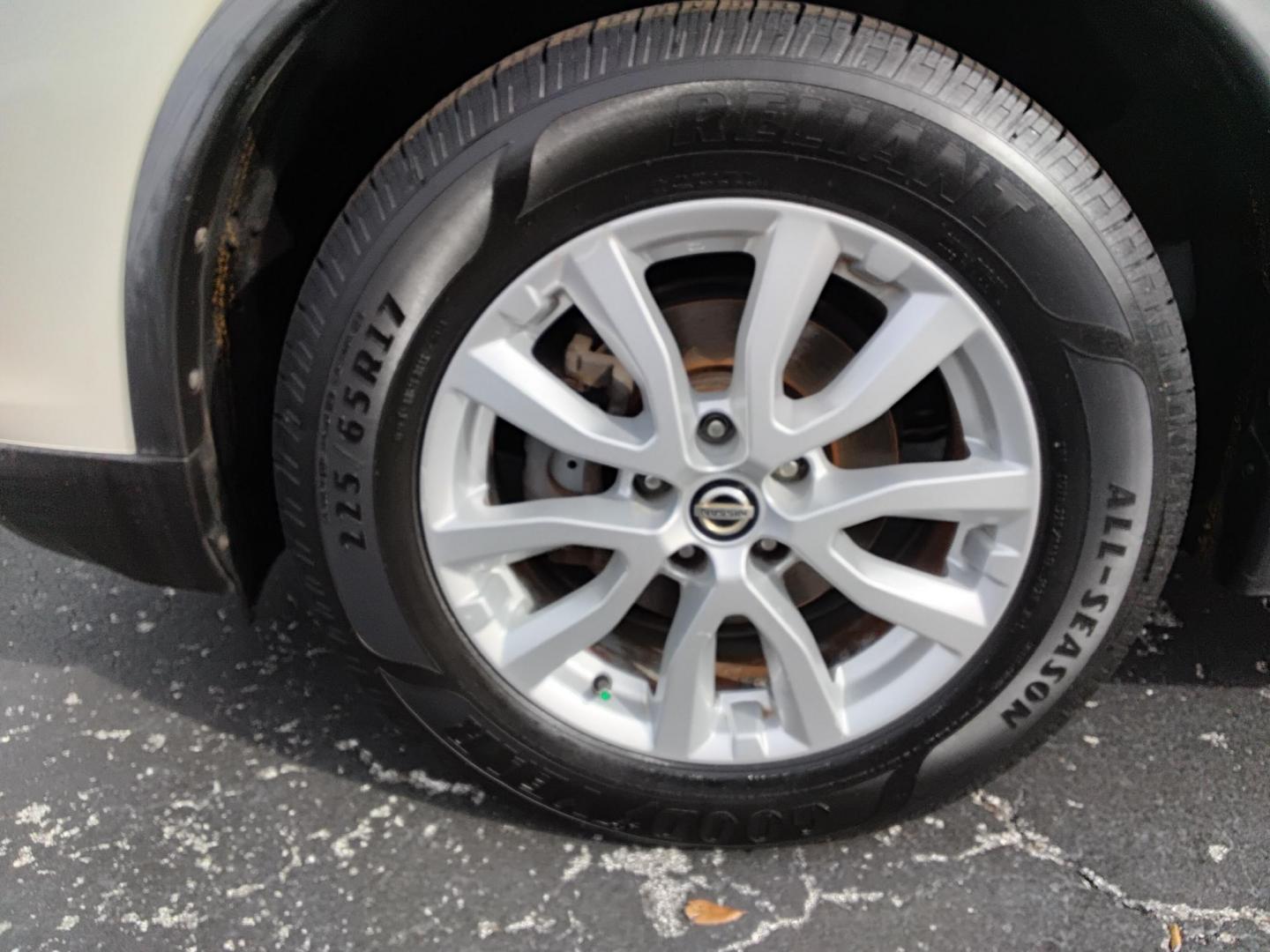 2018 White /Grey Nissan Rogue SV 2WD (JN8AT2MT1JW) with an 2.5L L4 DOHC 16V engine, CVT transmission, located at 6112 N Florida Avenue, Tampa, FL, 33604, (888) 521-5131, 27.954929, -82.459534 - $499 down plus tax & tag. - Photo#13