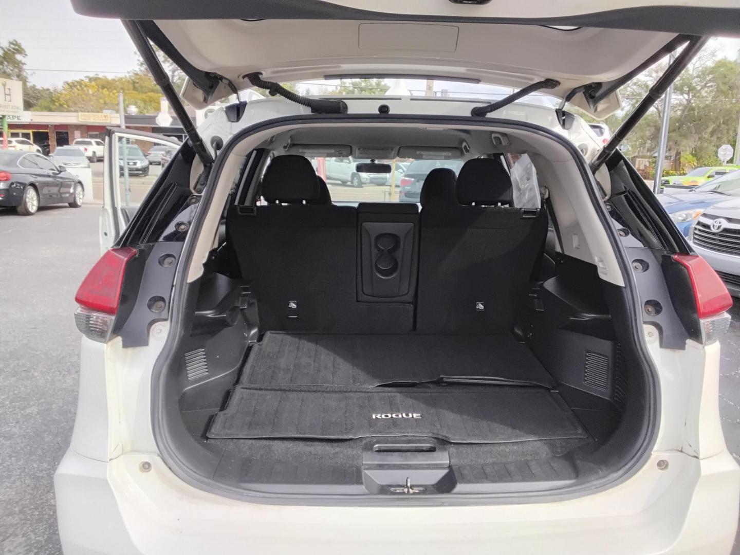 2018 White /Grey Nissan Rogue SV 2WD (JN8AT2MT1JW) with an 2.5L L4 DOHC 16V engine, CVT transmission, located at 6112 N Florida Avenue, Tampa, FL, 33604, (888) 521-5131, 27.954929, -82.459534 - $499 down plus tax & tag.- Photo#8