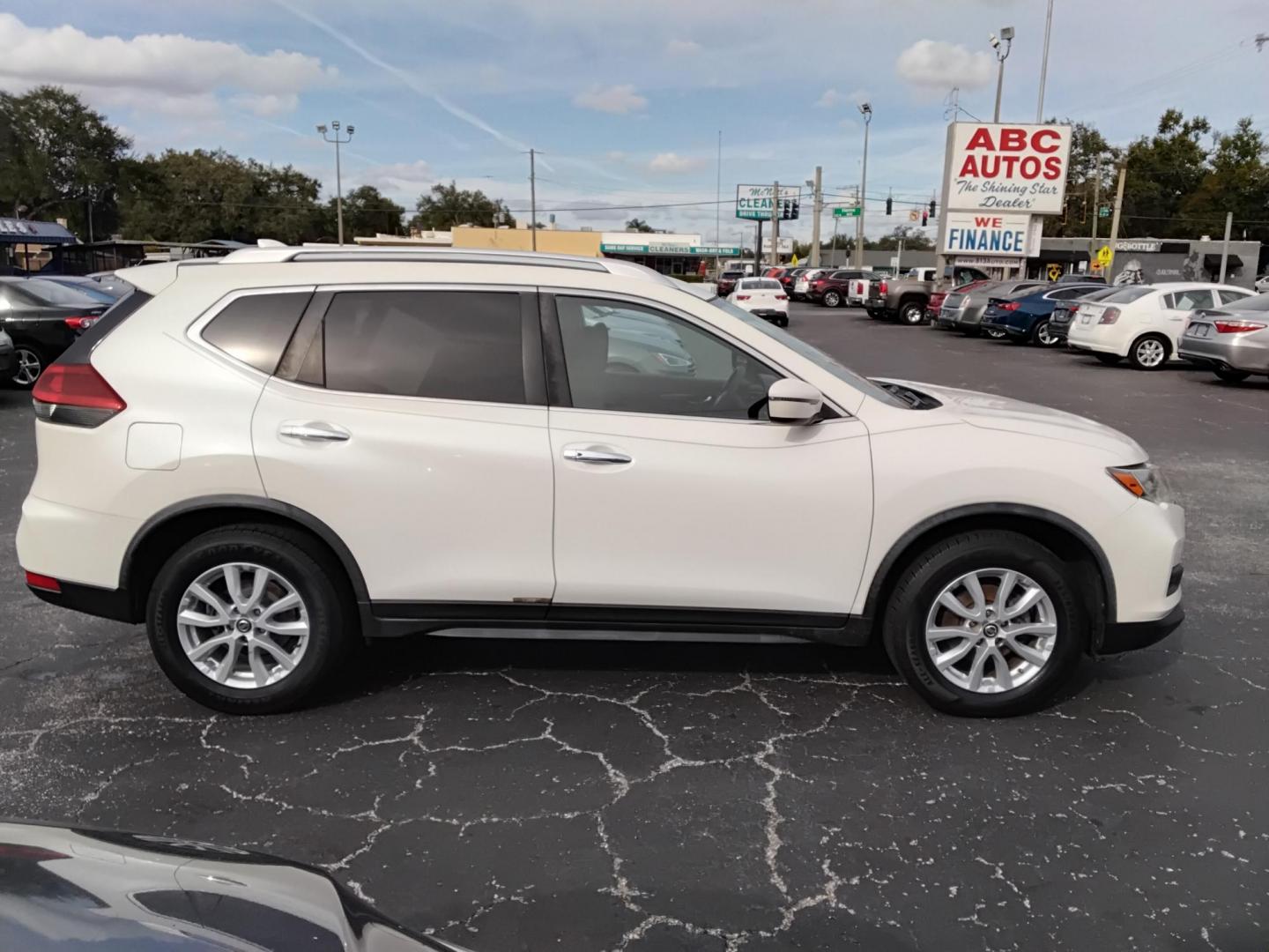 2018 White /Grey Nissan Rogue SV 2WD (JN8AT2MT1JW) with an 2.5L L4 DOHC 16V engine, CVT transmission, located at 6112 N Florida Avenue, Tampa, FL, 33604, (888) 521-5131, 27.954929, -82.459534 - $499 down plus tax & tag.- Photo#4