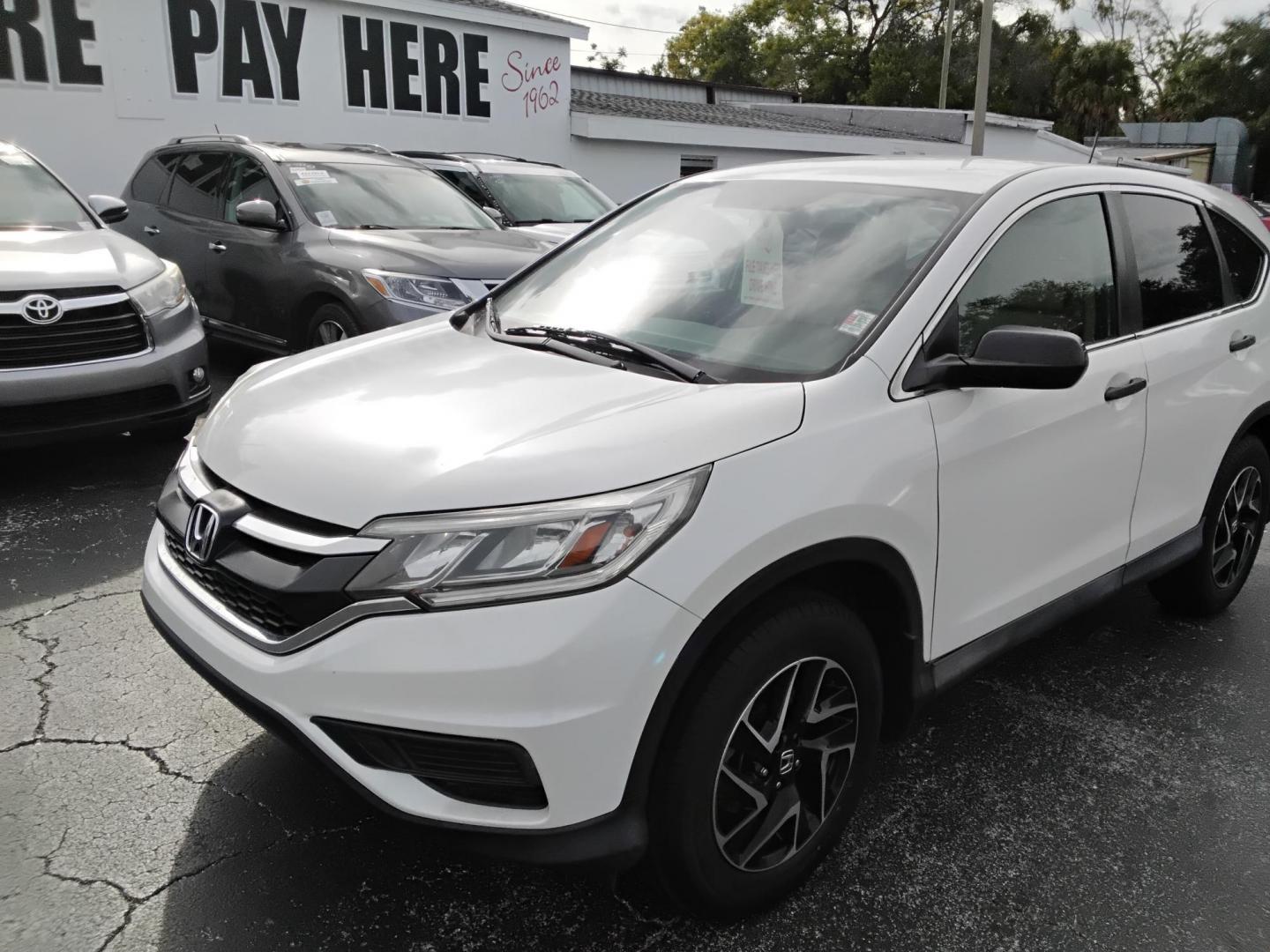 2016 White /Beige Honda CR-V SE 2WD (5J6RM3H49GL) with an 2.4L L4 DOHC 16V engine, CVT transmission, located at 6112 N Florida Avenue, Tampa, FL, 33604, (888) 521-5131, 27.954929, -82.459534 - $499 down plus tax & tag. - Photo#1