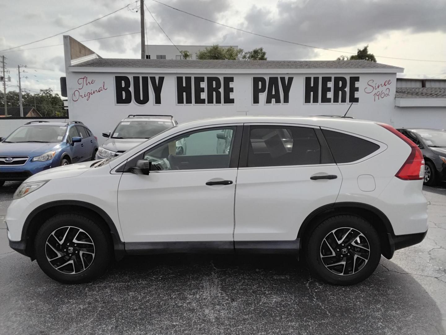 2016 White /Beige Honda CR-V SE 2WD (5J6RM3H49GL) with an 2.4L L4 DOHC 16V engine, CVT transmission, located at 6112 N Florida Avenue, Tampa, FL, 33604, (888) 521-5131, 27.954929, -82.459534 - $499 down plus tax & tag. - Photo#0