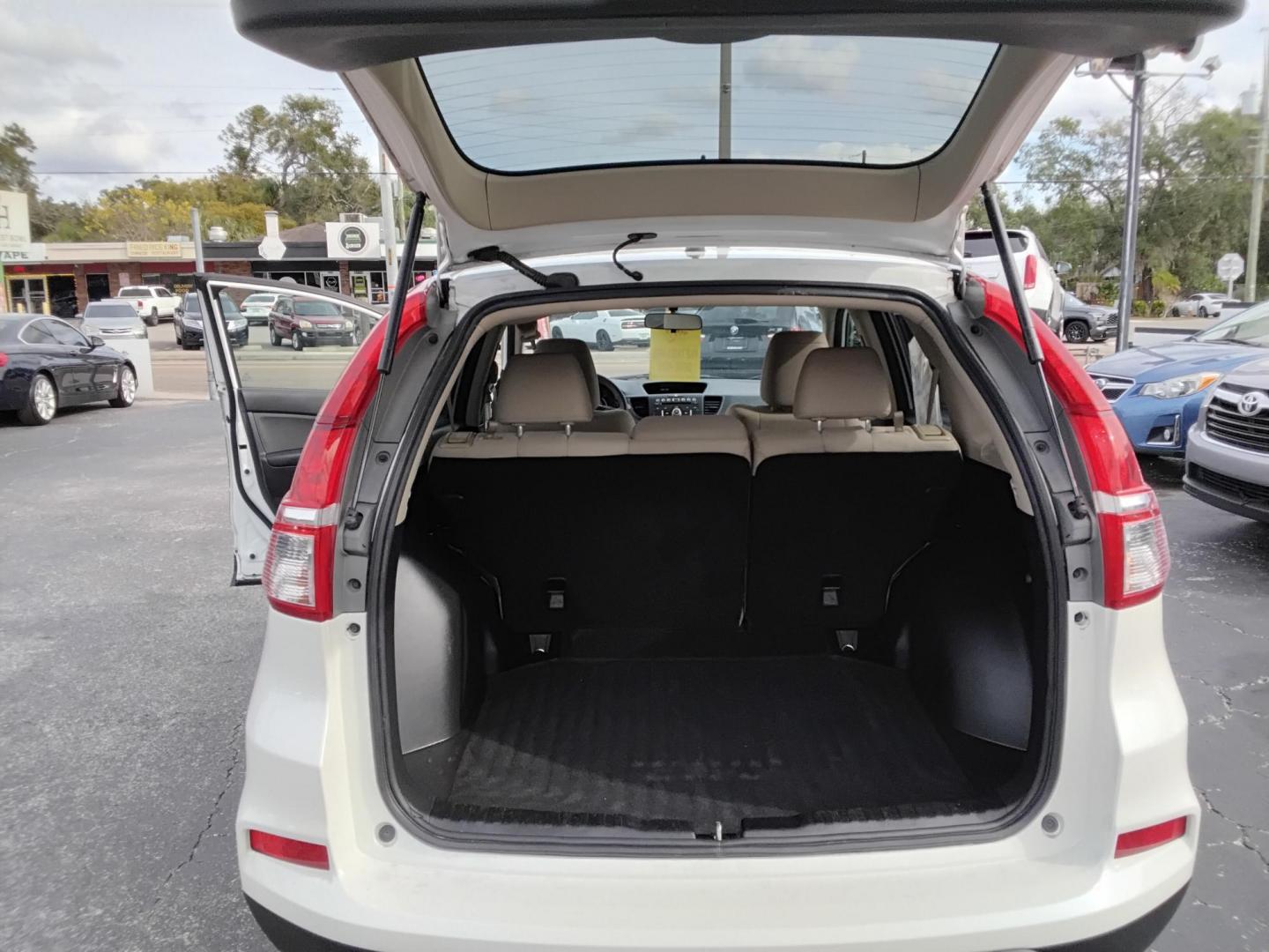 2016 White /Beige Honda CR-V SE 2WD (5J6RM3H49GL) with an 2.4L L4 DOHC 16V engine, CVT transmission, located at 6112 N Florida Avenue, Tampa, FL, 33604, (888) 521-5131, 27.954929, -82.459534 - $499 down plus tax & tag. - Photo#7