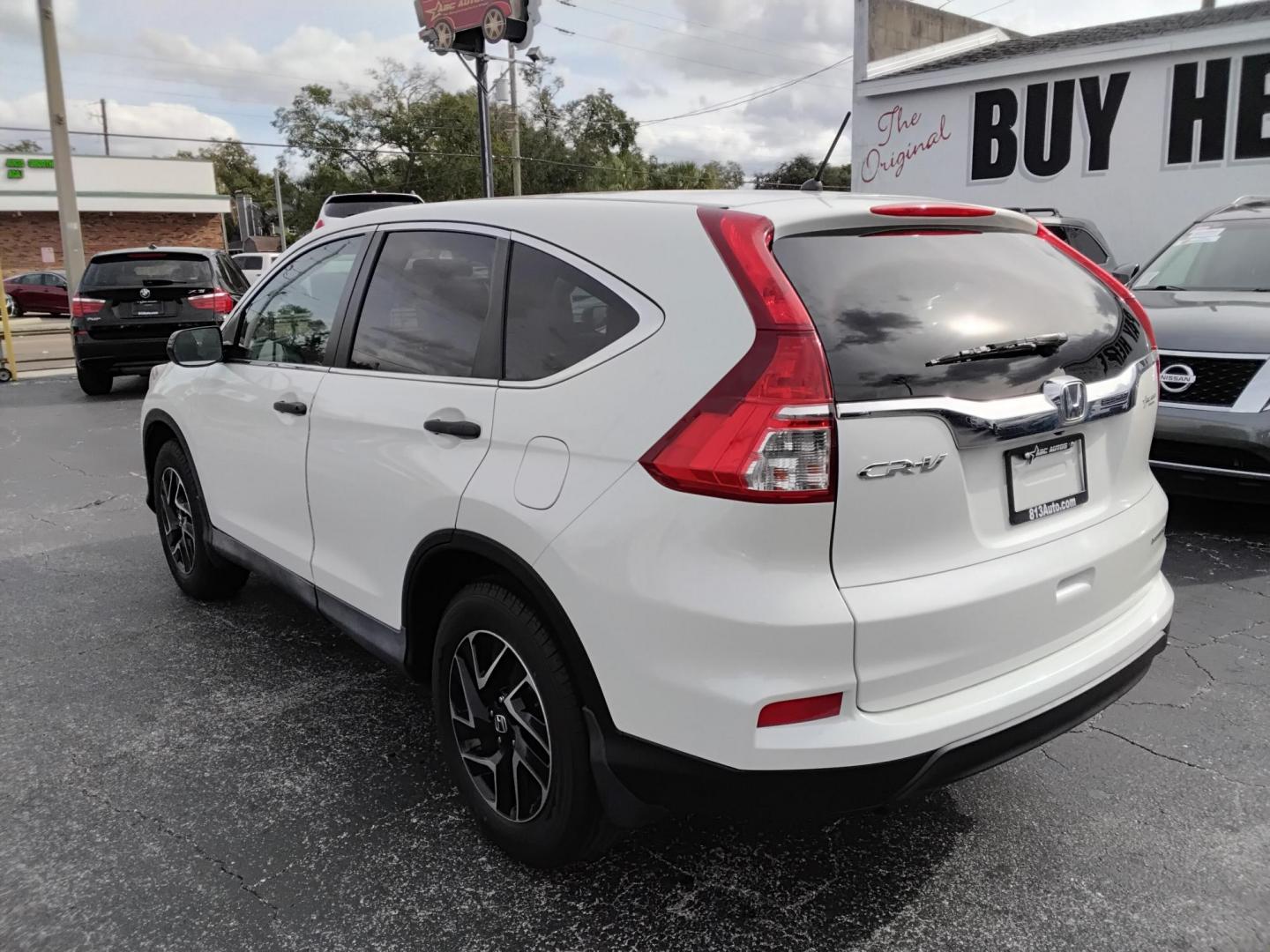 2016 White /Beige Honda CR-V SE 2WD (5J6RM3H49GL) with an 2.4L L4 DOHC 16V engine, CVT transmission, located at 6112 N Florida Avenue, Tampa, FL, 33604, (888) 521-5131, 27.954929, -82.459534 - $499 down plus tax & tag. - Photo#5