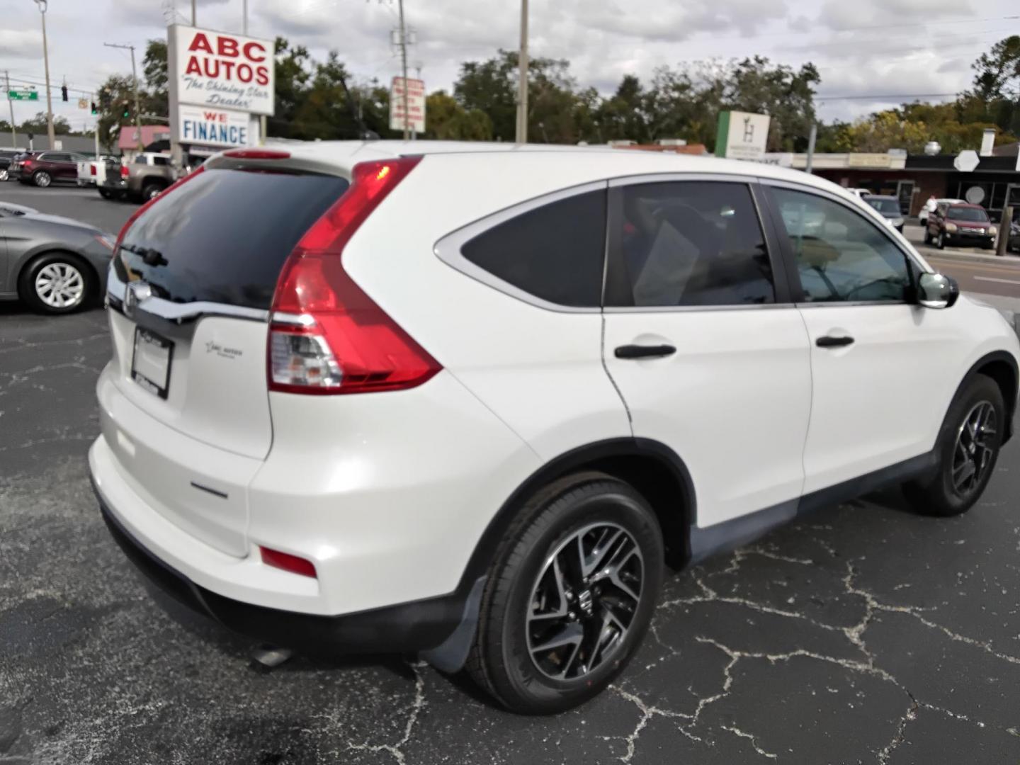 2016 White /Beige Honda CR-V SE 2WD (5J6RM3H49GL) with an 2.4L L4 DOHC 16V engine, CVT transmission, located at 6112 N Florida Avenue, Tampa, FL, 33604, (888) 521-5131, 27.954929, -82.459534 - $499 down plus tax & tag. - Photo#4