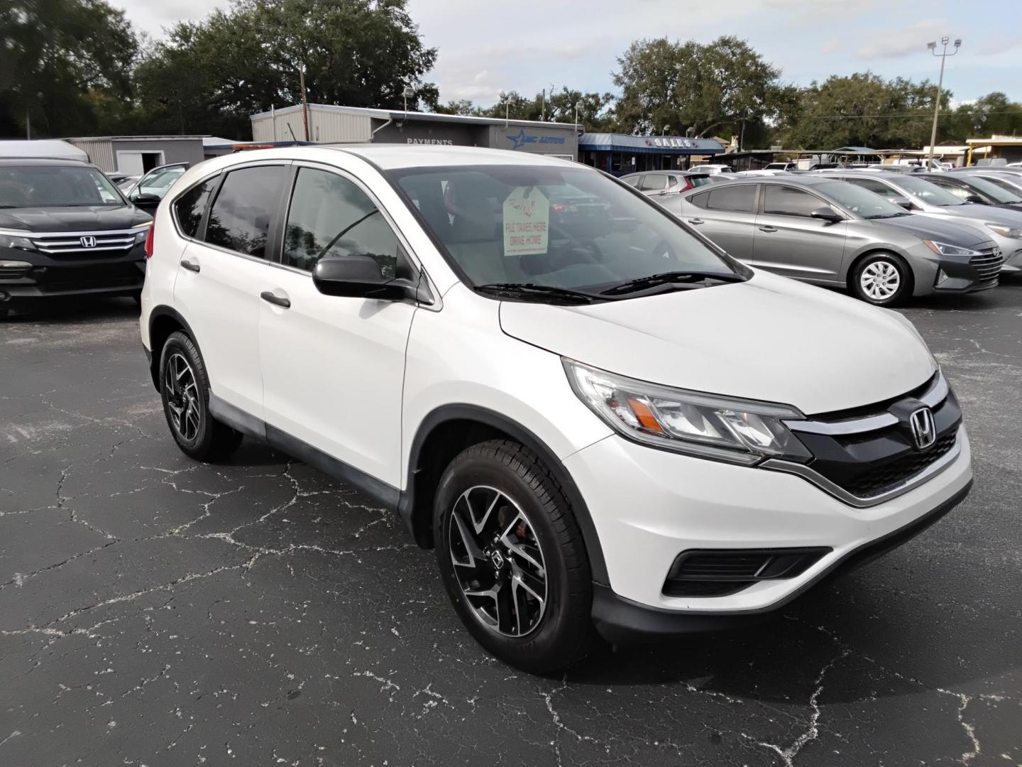 2016 White /Beige Honda CR-V SE 2WD (5J6RM3H49GL) with an 2.4L L4 DOHC 16V engine, CVT transmission, located at 6112 N Florida Avenue, Tampa, FL, 33604, (888) 521-5131, 27.954929, -82.459534 - $499 down plus tax & tag. - Photo#2