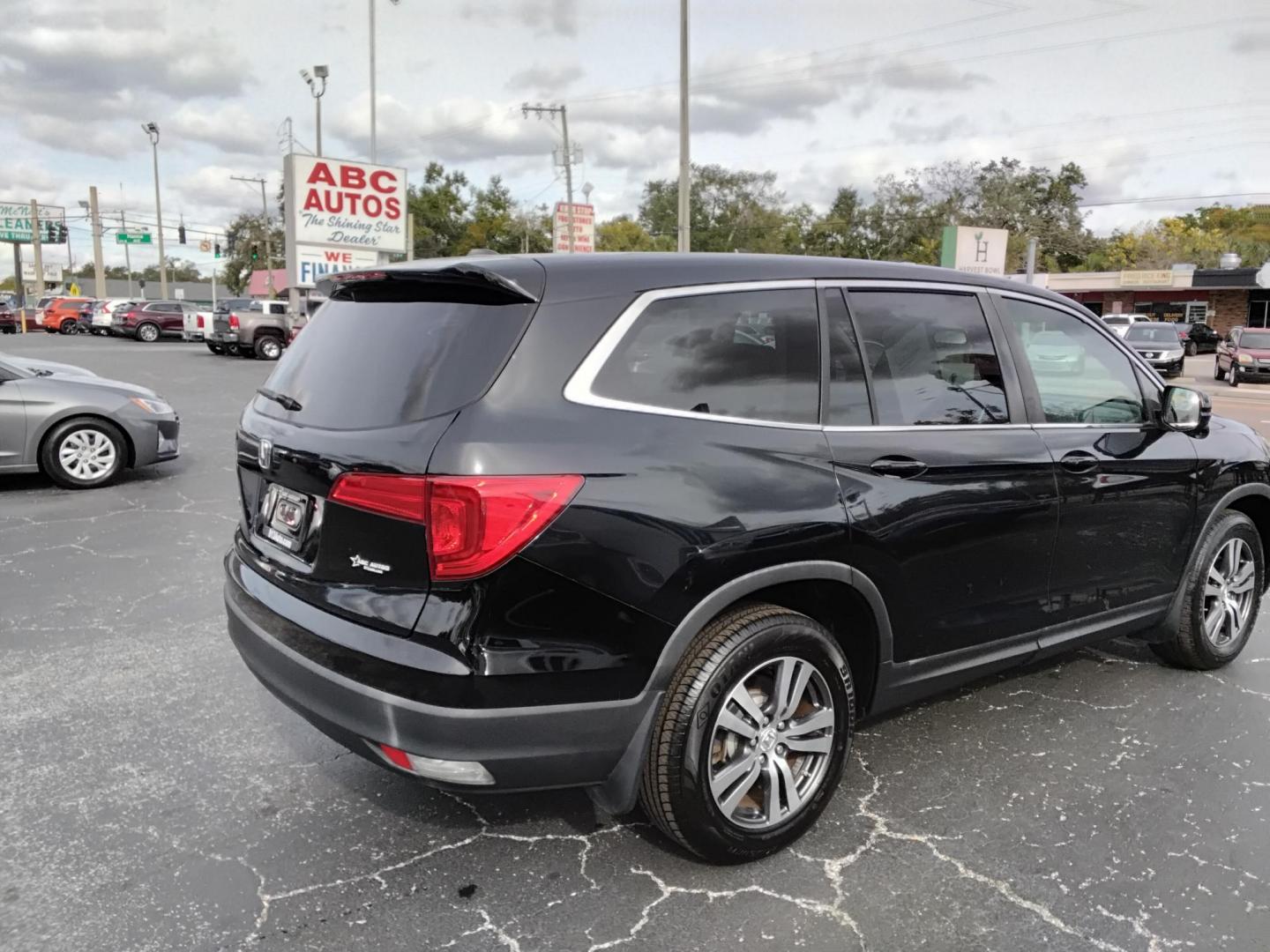 2016 BLACK /Grey Honda Pilot EX 2WD (5FNYF5H31GB) with an 3.5L V6 SOHC 24V engine, 6-Speed Automatic transmission, located at 6112 N Florida Avenue, Tampa, FL, 33604, (888) 521-5131, 27.954929, -82.459534 - $499 down plus tax & tag. - Photo#5