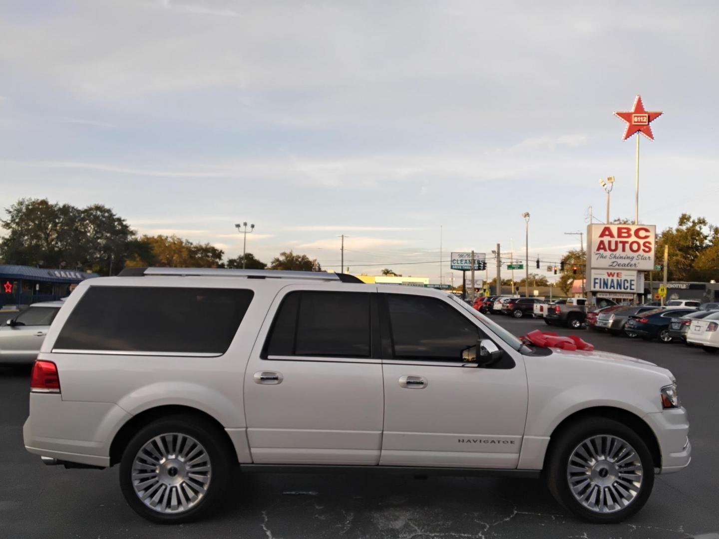 2016 White /Black Lincoln Navigator L Reserve 4WD (5LMJJ3LT0GE) with an 3.5L V6 DOHC 24V FFV engine, 6A transmission, located at 6112 N Florida Avenue, Tampa, FL, 33604, (888) 521-5131, 27.954929, -82.459534 - $499 DOWN PLUS TAX & TAG. - Photo#4