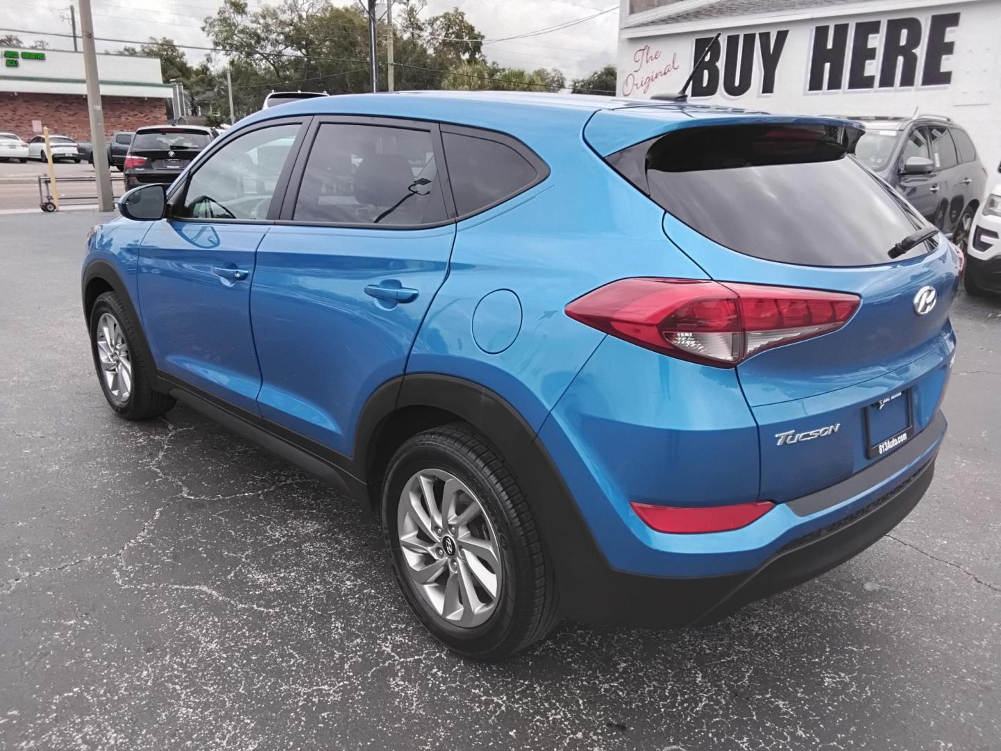 2017 BLUE /Grey Hyundai Tucson SE (KM8J23A45HU) with an 2.0L L4 DOHC 16V engine, 6A transmission, located at 6112 N Florida Avenue, Tampa, FL, 33604, (888) 521-5131, 27.954929, -82.459534 - $499 DOWN PLUS TAX & TAG. - Photo#4