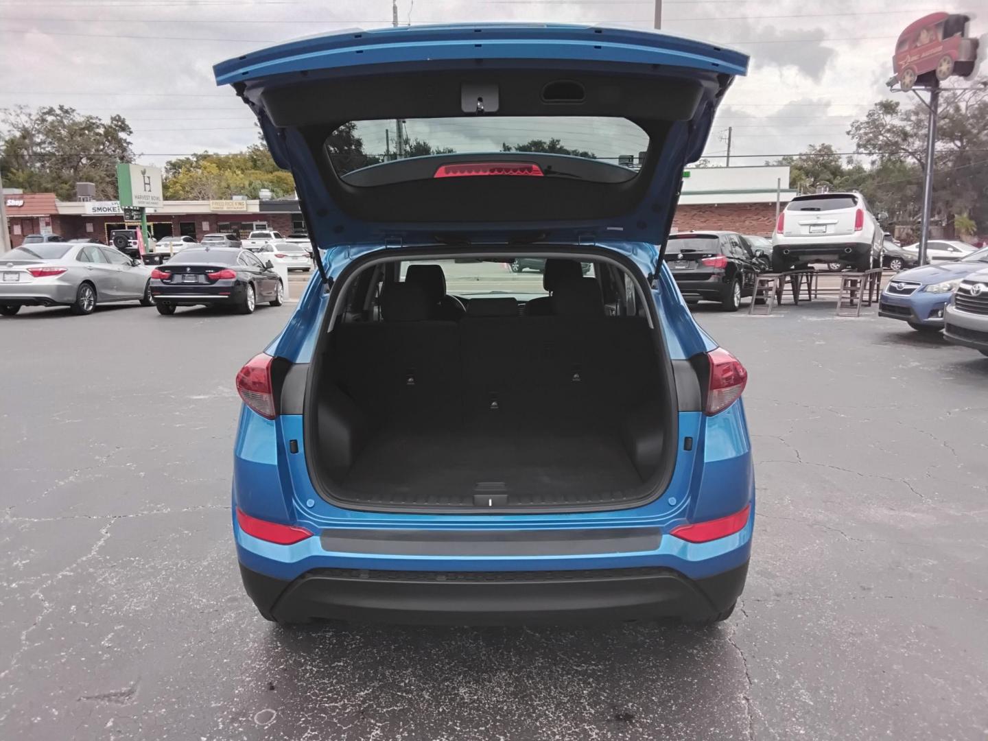 2017 BLUE /Grey Hyundai Tucson SE (KM8J23A45HU) with an 2.0L L4 DOHC 16V engine, 6A transmission, located at 6112 N Florida Avenue, Tampa, FL, 33604, (888) 521-5131, 27.954929, -82.459534 - $499 DOWN PLUS TAX & TAG. - Photo#11