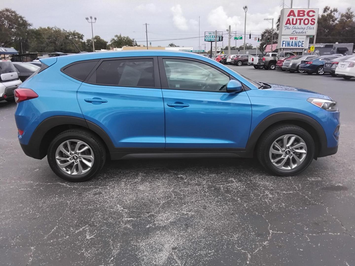 2017 BLUE /Grey Hyundai Tucson SE (KM8J23A45HU) with an 2.0L L4 DOHC 16V engine, 6A transmission, located at 6112 N Florida Avenue, Tampa, FL, 33604, (888) 521-5131, 27.954929, -82.459534 - $499 DOWN PLUS TAX & TAG. - Photo#9