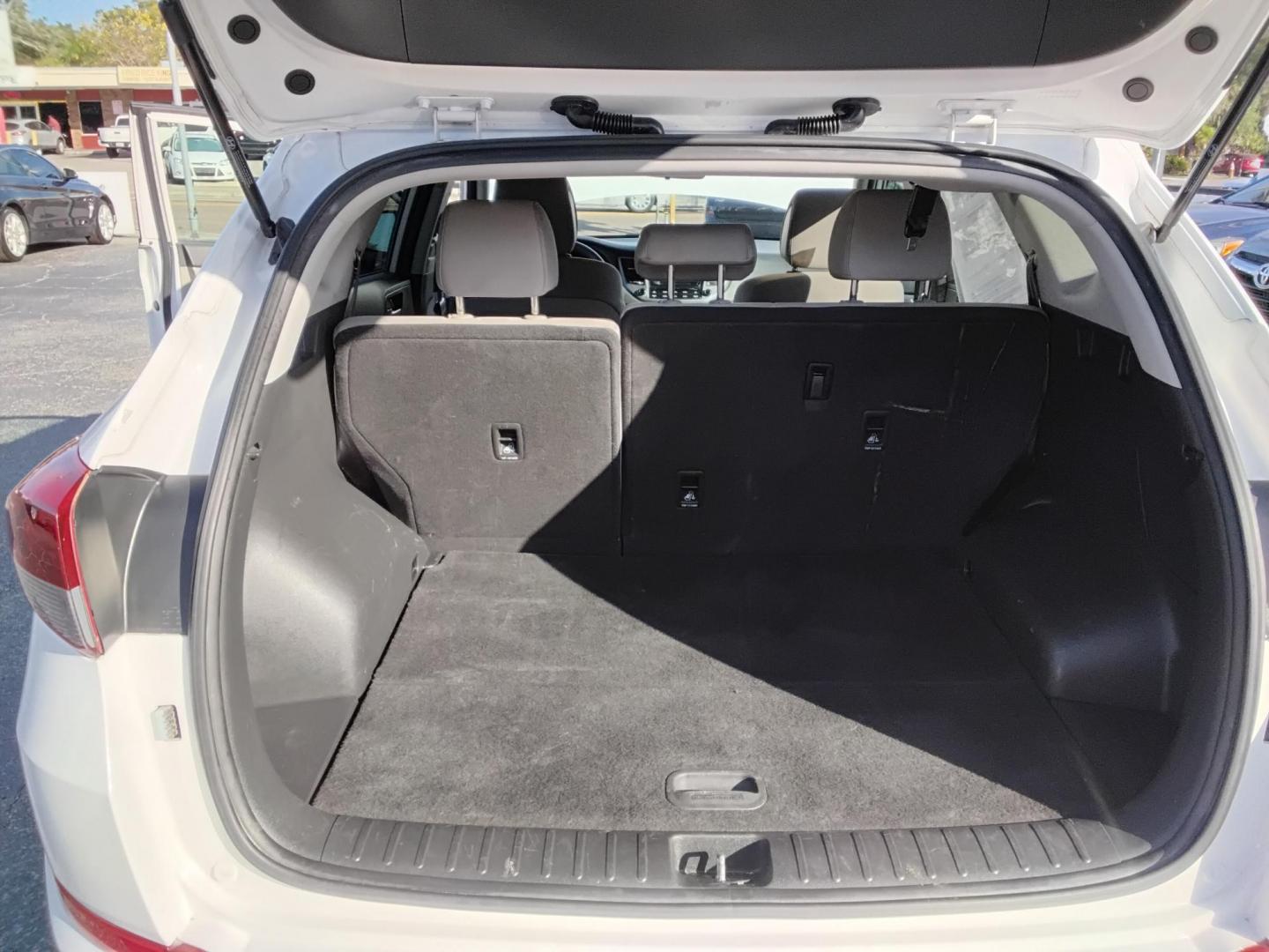 2016 White /White Hyundai Tucson SE (KM8J23A40GU) with an 2.0L L4 DOHC 16V engine, 6A transmission, located at 6112 N Florida Avenue, Tampa, FL, 33604, (888) 521-5131, 27.954929, -82.459534 - $499 DOWN PLUS TAX & TAG. - Photo#8