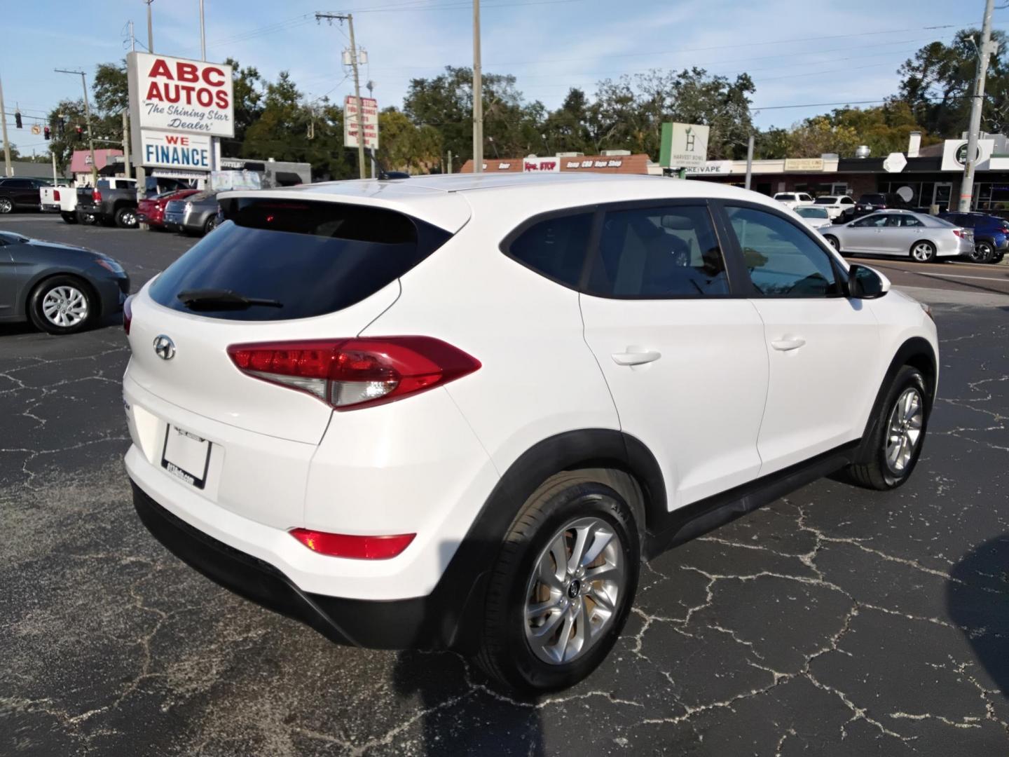2016 White /White Hyundai Tucson SE (KM8J23A40GU) with an 2.0L L4 DOHC 16V engine, 6A transmission, located at 6112 N Florida Avenue, Tampa, FL, 33604, (888) 521-5131, 27.954929, -82.459534 - $499 DOWN PLUS TAX & TAG. - Photo#5