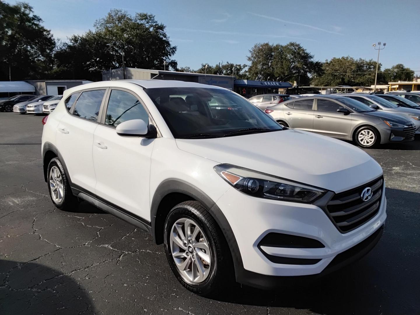 2016 White /White Hyundai Tucson SE (KM8J23A40GU) with an 2.0L L4 DOHC 16V engine, 6A transmission, located at 6112 N Florida Avenue, Tampa, FL, 33604, (888) 521-5131, 27.954929, -82.459534 - $499 DOWN PLUS TAX & TAG. - Photo#3