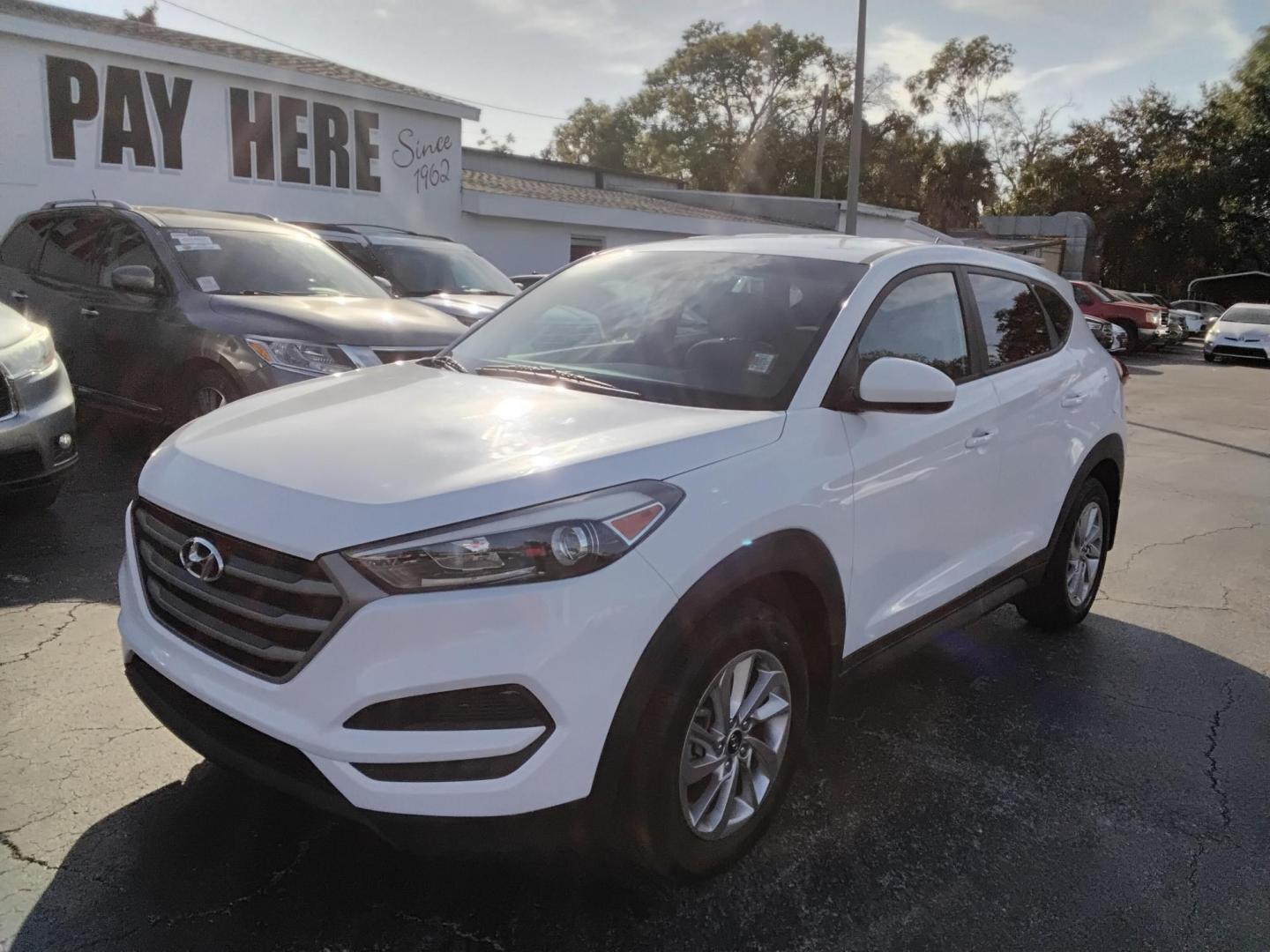 2016 White /White Hyundai Tucson SE (KM8J23A40GU) with an 2.0L L4 DOHC 16V engine, 6A transmission, located at 6112 N Florida Avenue, Tampa, FL, 33604, (888) 521-5131, 27.954929, -82.459534 - $499 DOWN PLUS TAX & TAG. - Photo#1