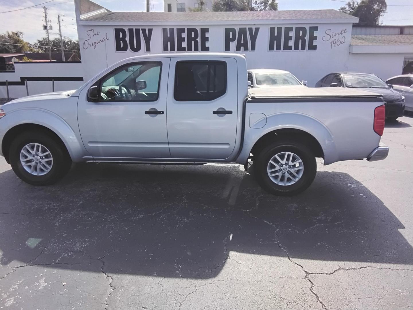 2017 SILVER /Grey Nissan Frontier SL Crew Cab 5AT 2WD (1N6AD0ER3HN) with an 4.0L V6 DOHC 24V engine, 5A transmission, located at 6112 N Florida Avenue, Tampa, FL, 33604, (888) 521-5131, 27.954929, -82.459534 - $499 down plus tax & tag. - Photo#0