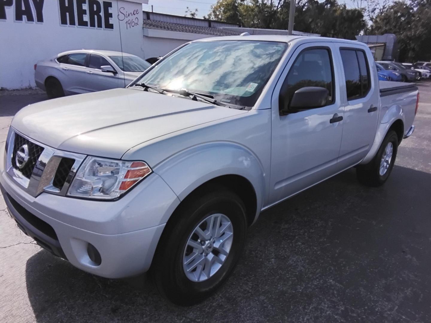 2017 SILVER /Grey Nissan Frontier SL Crew Cab 5AT 2WD (1N6AD0ER3HN) with an 4.0L V6 DOHC 24V engine, 5A transmission, located at 6112 N Florida Avenue, Tampa, FL, 33604, (888) 521-5131, 27.954929, -82.459534 - $499 down plus tax & tag. - Photo#2