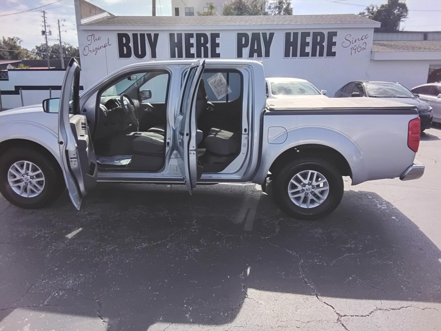2017 SILVER /Grey Nissan Frontier SL Crew Cab 5AT 2WD (1N6AD0ER3HN) with an 4.0L V6 DOHC 24V engine, 5A transmission, located at 6112 N Florida Avenue, Tampa, FL, 33604, (888) 521-5131, 27.954929, -82.459534 - $499 down plus tax & tag. - Photo#1