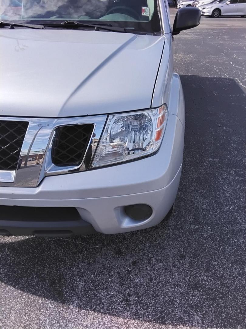 2017 SILVER /Grey Nissan Frontier SL Crew Cab 5AT 2WD (1N6AD0ER3HN) with an 4.0L V6 DOHC 24V engine, 5A transmission, located at 6112 N Florida Avenue, Tampa, FL, 33604, (888) 521-5131, 27.954929, -82.459534 - $499 down plus tax & tag. - Photo#6