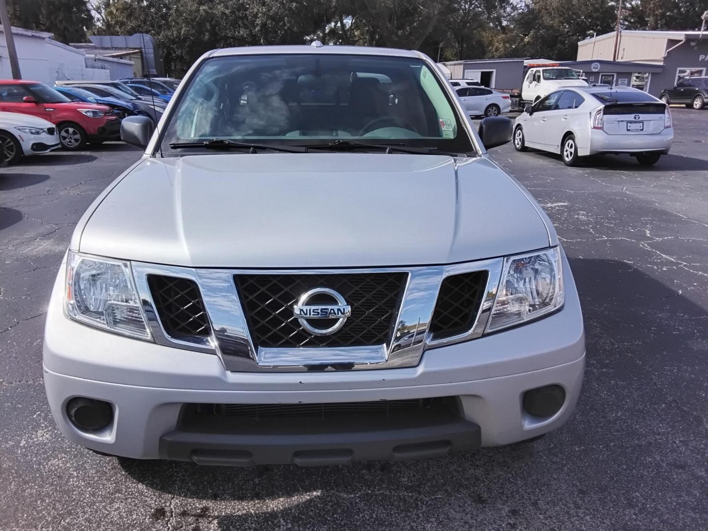 2017 SILVER /Grey Nissan Frontier SL Crew Cab 5AT 2WD (1N6AD0ER3HN) with an 4.0L V6 DOHC 24V engine, 5A transmission, located at 6112 N Florida Avenue, Tampa, FL, 33604, (888) 521-5131, 27.954929, -82.459534 - $499 down plus tax & tag. - Photo#4