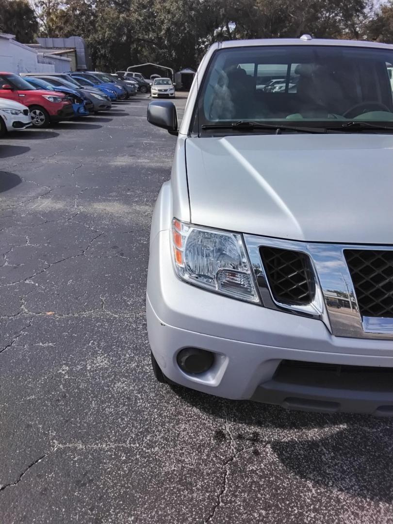 2017 SILVER /Grey Nissan Frontier SL Crew Cab 5AT 2WD (1N6AD0ER3HN) with an 4.0L V6 DOHC 24V engine, 5A transmission, located at 6112 N Florida Avenue, Tampa, FL, 33604, (888) 521-5131, 27.954929, -82.459534 - $499 down plus tax & tag. - Photo#5