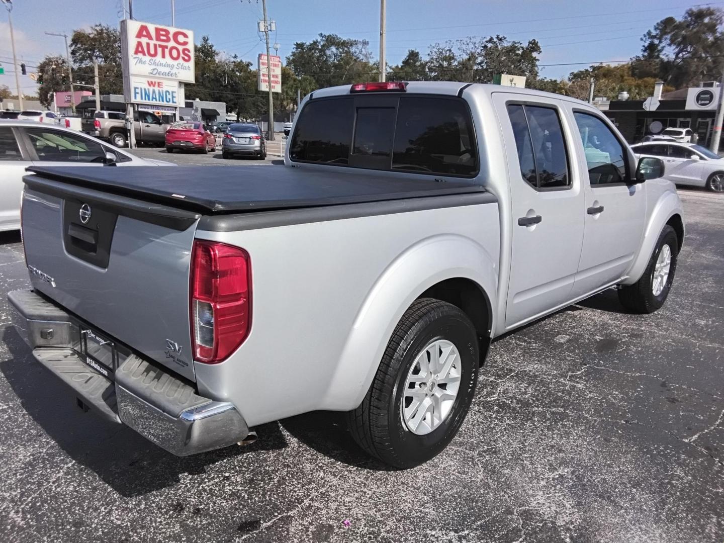 2017 SILVER /Grey Nissan Frontier SL Crew Cab 5AT 2WD (1N6AD0ER3HN) with an 4.0L V6 DOHC 24V engine, 5A transmission, located at 6112 N Florida Avenue, Tampa, FL, 33604, (888) 521-5131, 27.954929, -82.459534 - $499 down plus tax & tag. - Photo#8