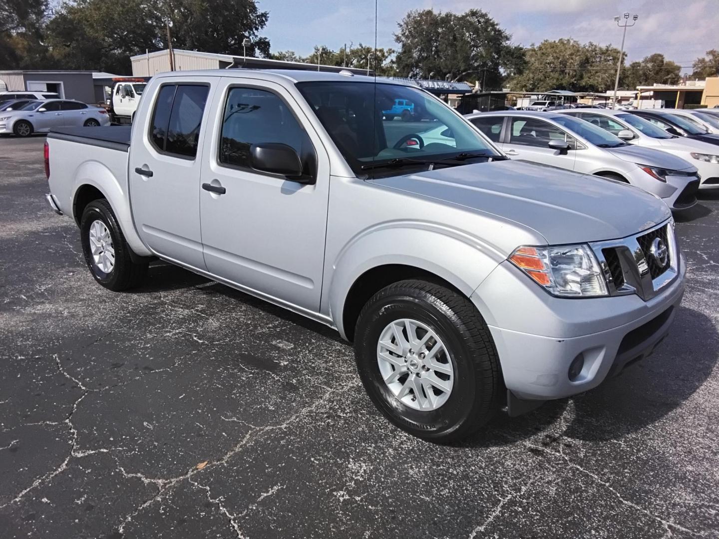 2017 SILVER /Grey Nissan Frontier SL Crew Cab 5AT 2WD (1N6AD0ER3HN) with an 4.0L V6 DOHC 24V engine, 5A transmission, located at 6112 N Florida Avenue, Tampa, FL, 33604, (888) 521-5131, 27.954929, -82.459534 - $499 down plus tax & tag. - Photo#3