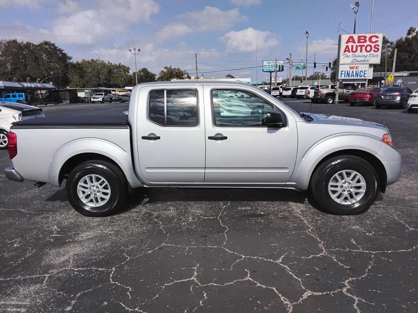 2017 SILVER /Grey Nissan Frontier SL Crew Cab 5AT 2WD (1N6AD0ER3HN) with an 4.0L V6 DOHC 24V engine, 5A transmission, located at 6112 N Florida Avenue, Tampa, FL, 33604, (888) 521-5131, 27.954929, -82.459534 - $499 down plus tax & tag. - Photo#7