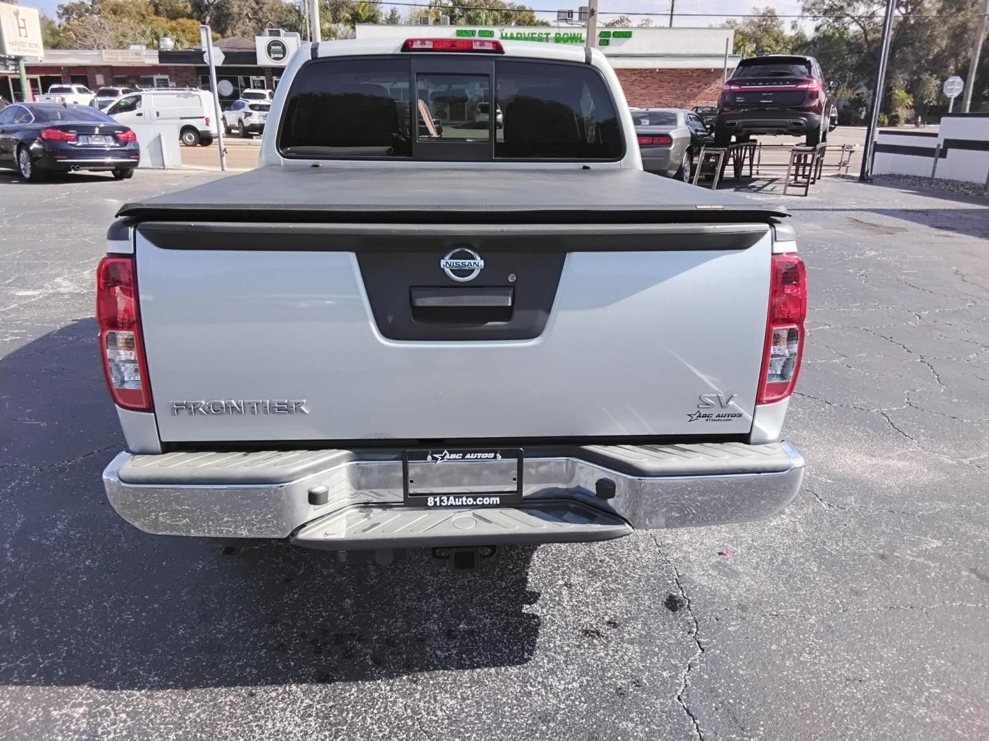 2017 SILVER /Grey Nissan Frontier SL Crew Cab 5AT 2WD (1N6AD0ER3HN) with an 4.0L V6 DOHC 24V engine, 5A transmission, located at 6112 N Florida Avenue, Tampa, FL, 33604, (888) 521-5131, 27.954929, -82.459534 - $499 down plus tax & tag. - Photo#12