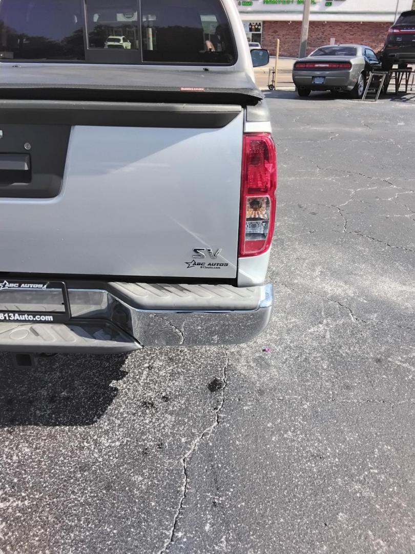 2017 SILVER /Grey Nissan Frontier SL Crew Cab 5AT 2WD (1N6AD0ER3HN) with an 4.0L V6 DOHC 24V engine, 5A transmission, located at 6112 N Florida Avenue, Tampa, FL, 33604, (888) 521-5131, 27.954929, -82.459534 - $499 down plus tax & tag. - Photo#10