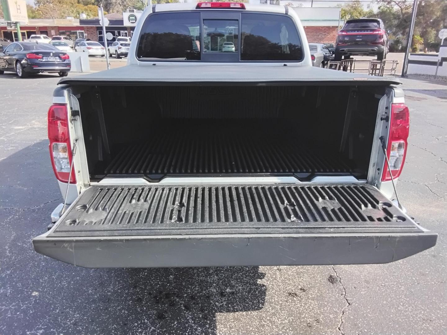 2017 SILVER /Grey Nissan Frontier SL Crew Cab 5AT 2WD (1N6AD0ER3HN) with an 4.0L V6 DOHC 24V engine, 5A transmission, located at 6112 N Florida Avenue, Tampa, FL, 33604, (888) 521-5131, 27.954929, -82.459534 - $499 down plus tax & tag. - Photo#13