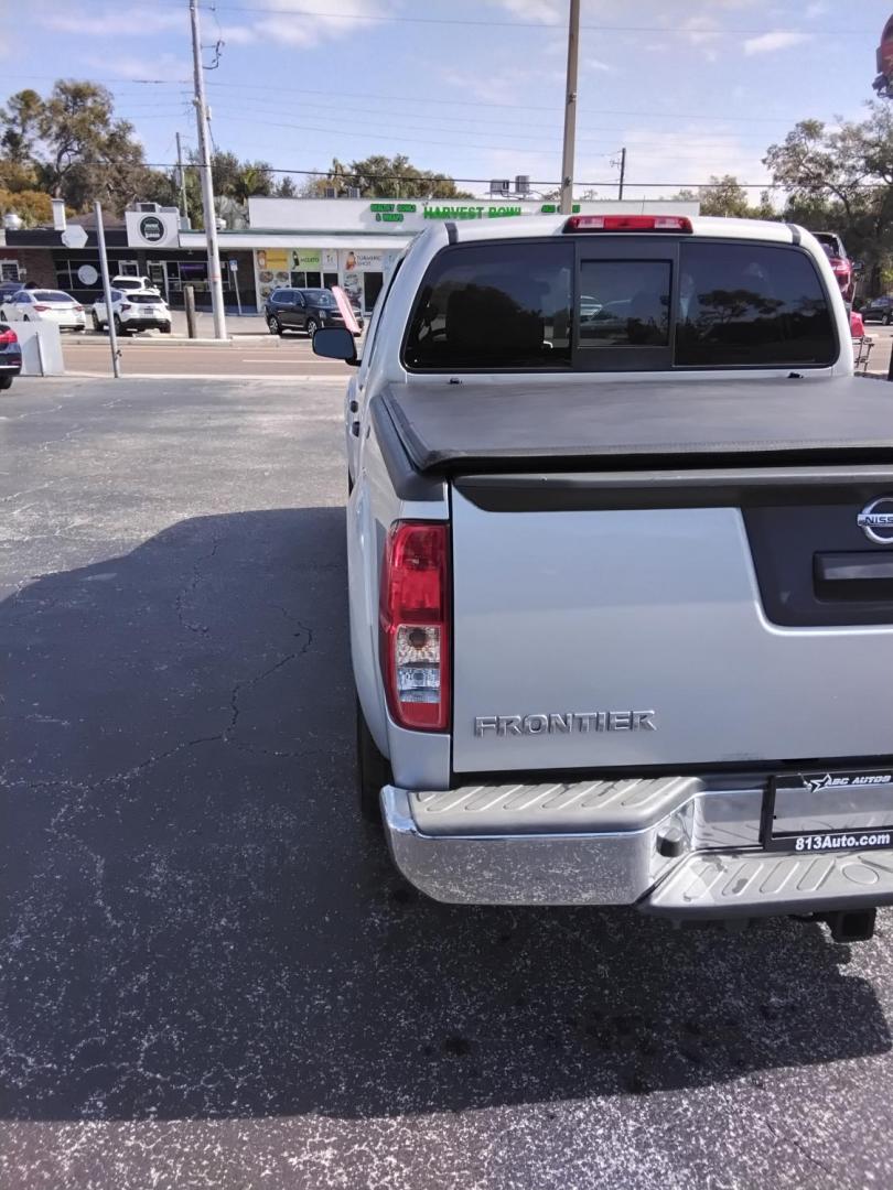 2017 SILVER /Grey Nissan Frontier SL Crew Cab 5AT 2WD (1N6AD0ER3HN) with an 4.0L V6 DOHC 24V engine, 5A transmission, located at 6112 N Florida Avenue, Tampa, FL, 33604, (888) 521-5131, 27.954929, -82.459534 - $499 down plus tax & tag. - Photo#9